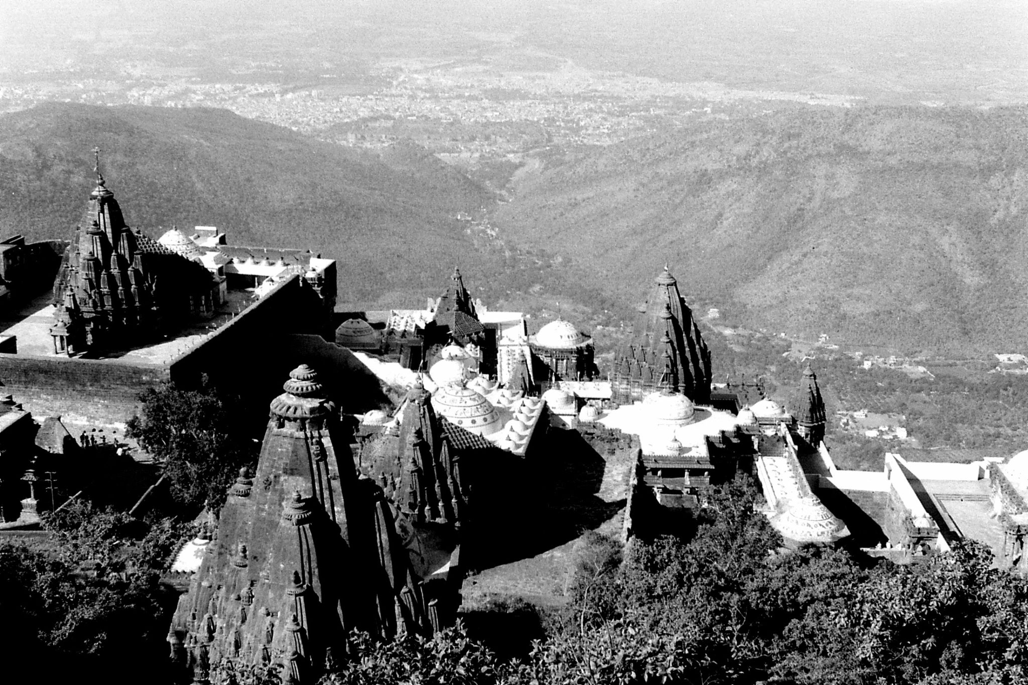 12/12/1989: 27: Junagardh, temples under Mt Girnar