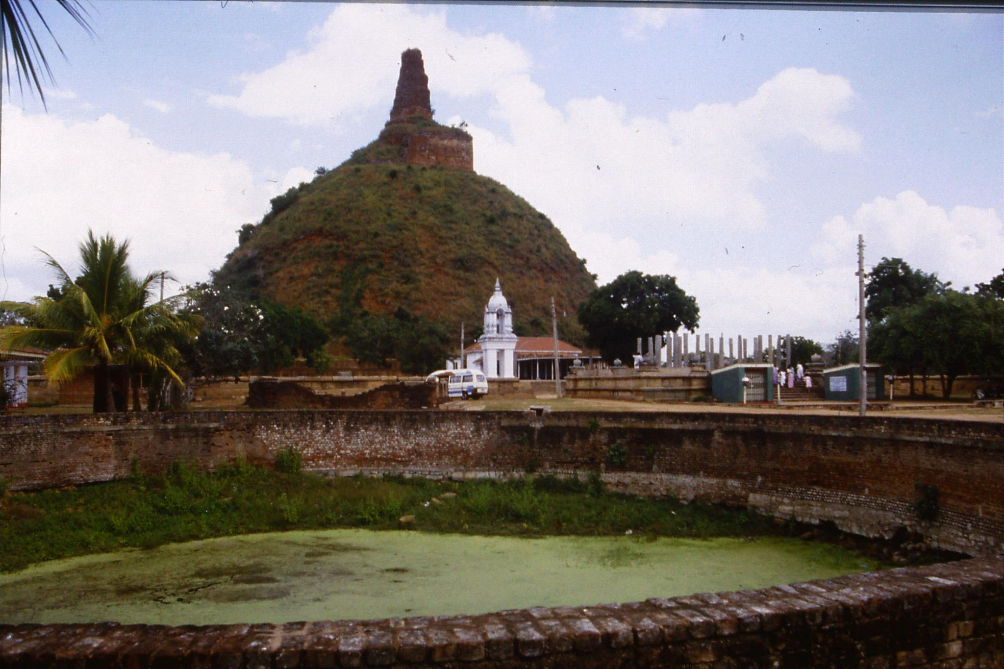 9/2/1990: 10: Anuradhapura, Abhayagiri Dagoba