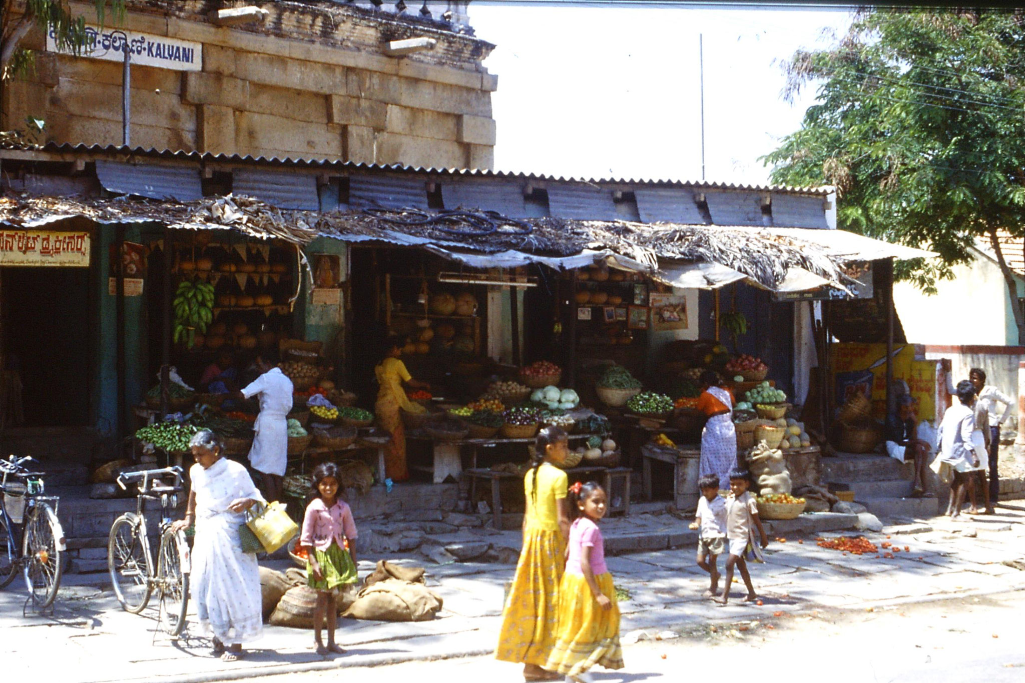 108/15: 13/3/1990 Sravanabelagola - fruit and veg. stalls