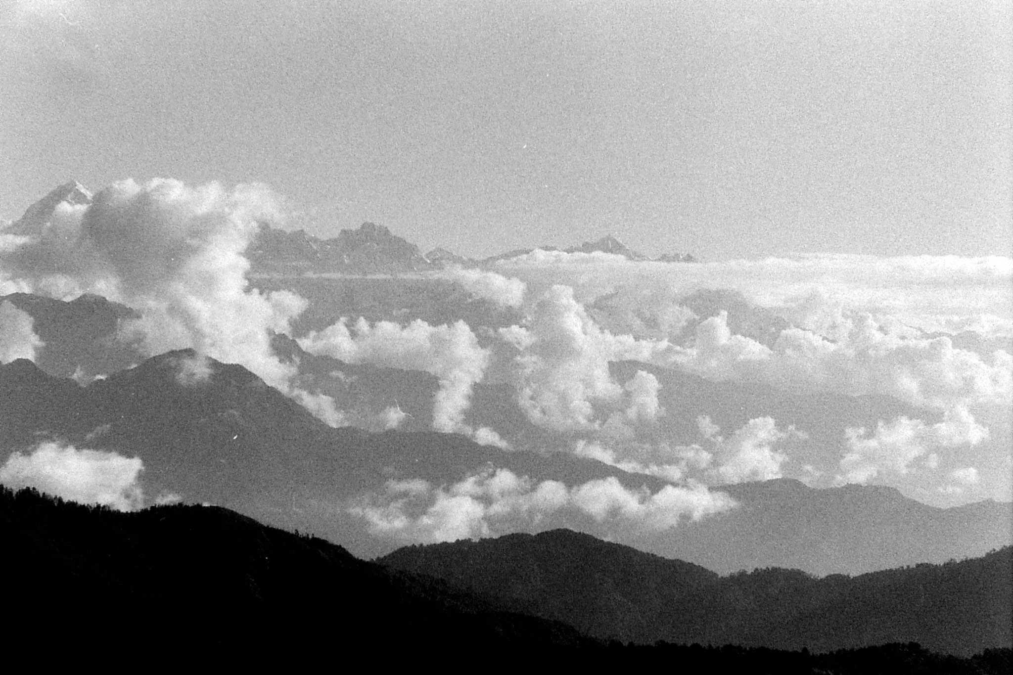 8/5/1990: 31: from Sabarkum, clouds in ranges just to E of Kanchenjunga