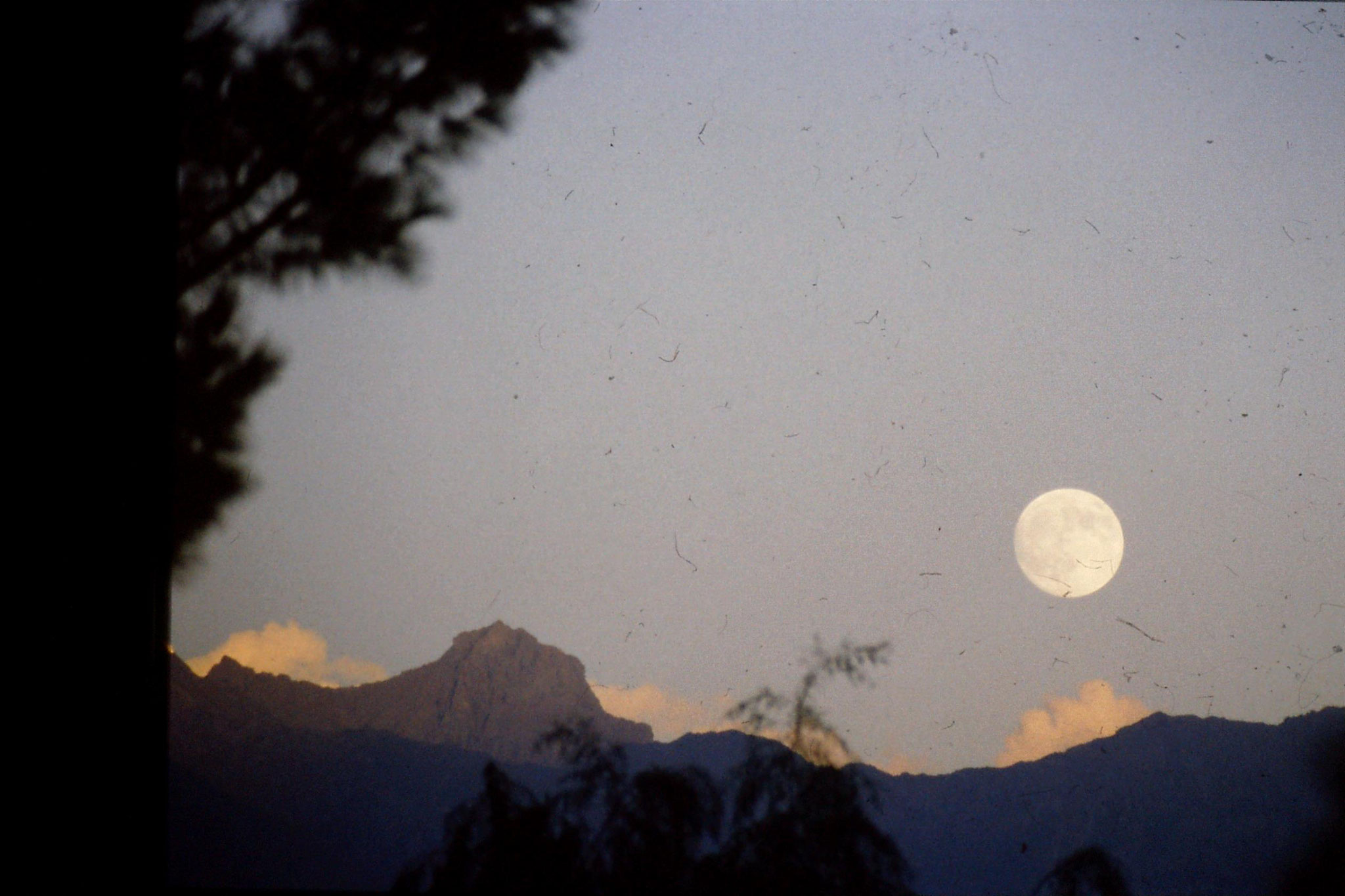 14/9/1989: 1: moon over Gilgit