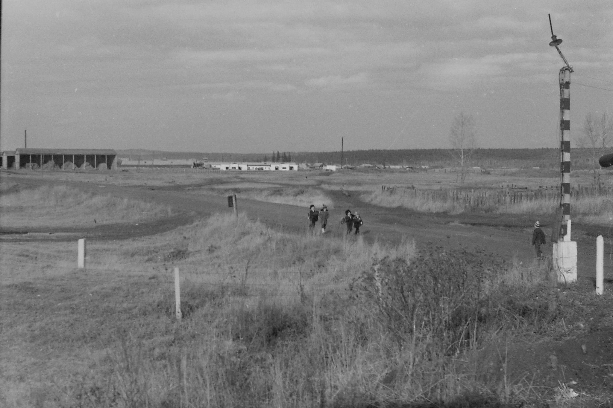 21/10/1988: 13: children at level crossing