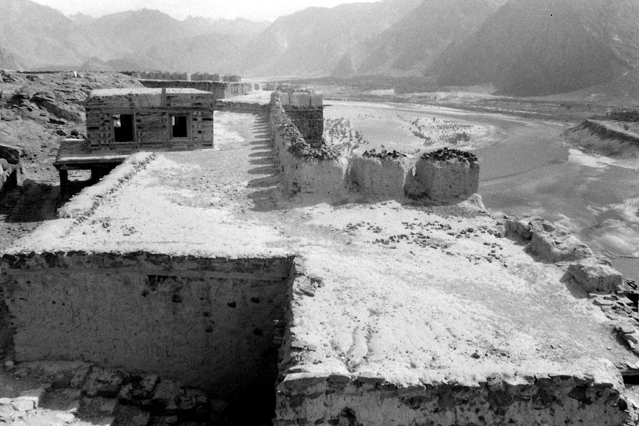 10/10/1989: 9: Skardu fort and Indus looking east