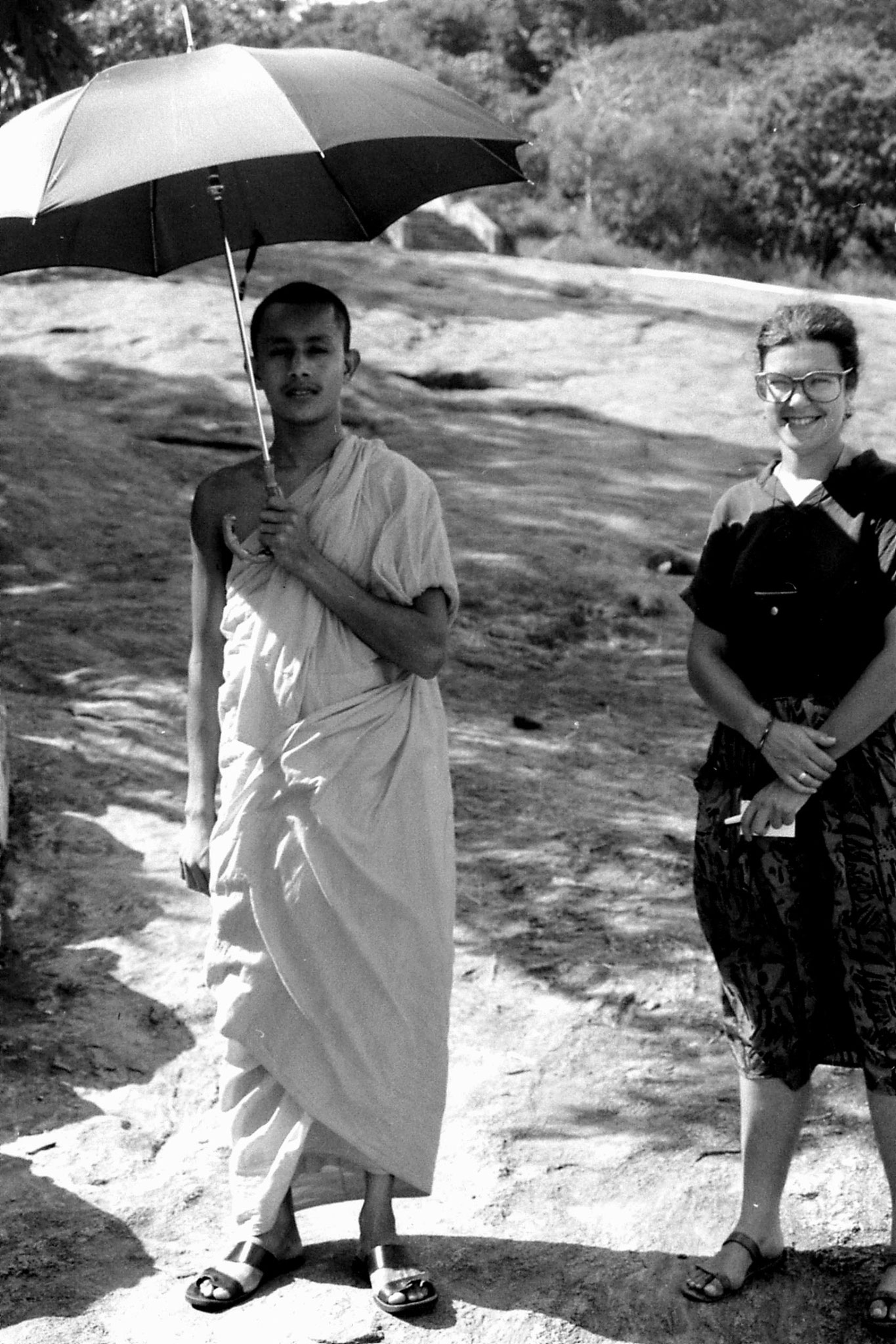 6/2/90: 6: Dambulla - E with monk