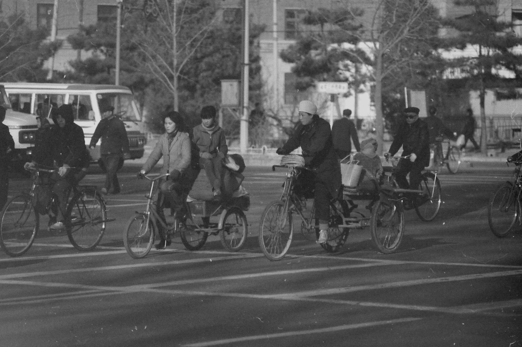 23/11/1988: 10: street scenes outside Friendship Hotel