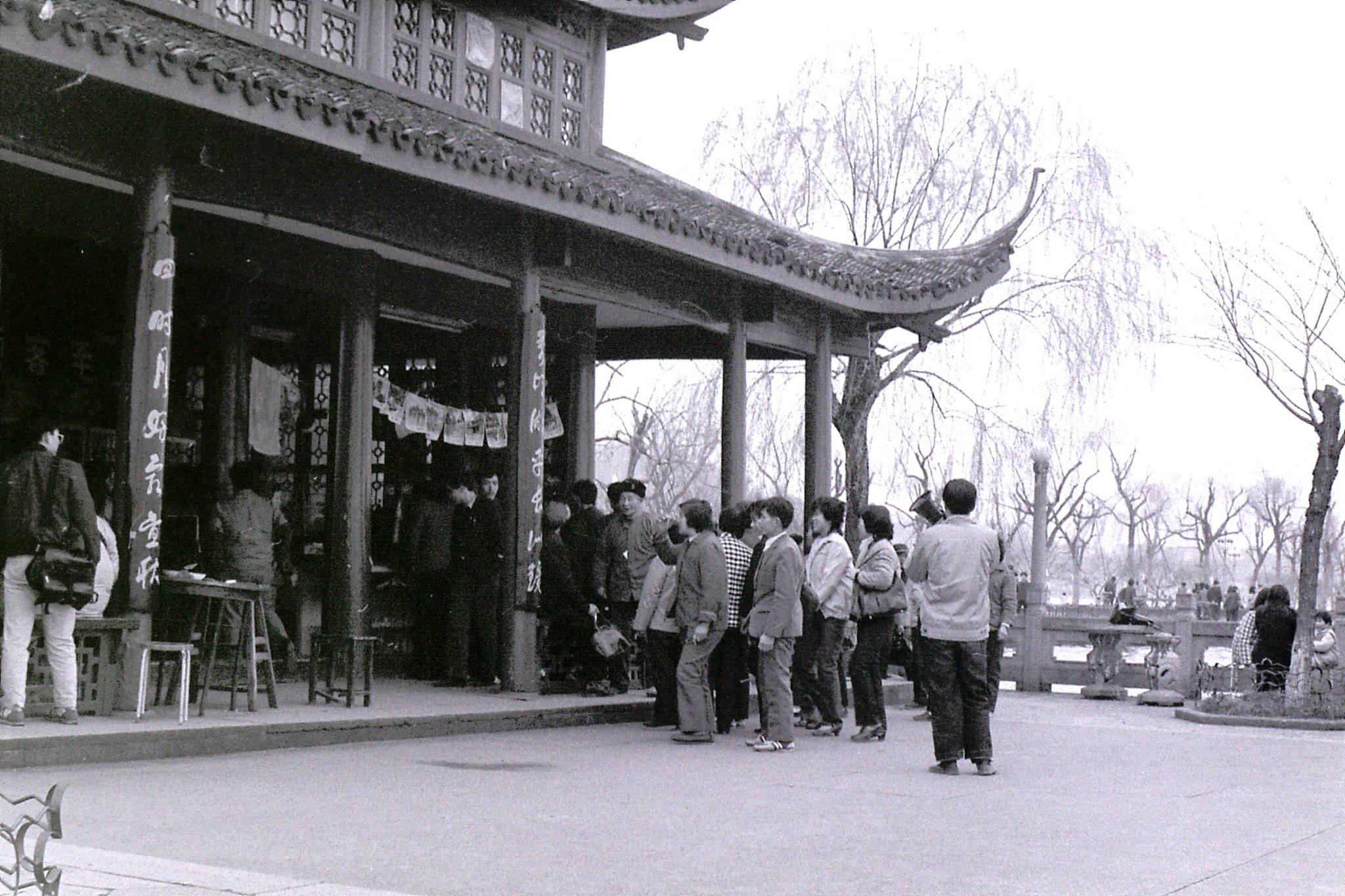 25/3/1989: 32: Hangzhou at teahouse on lake, man with megaphone