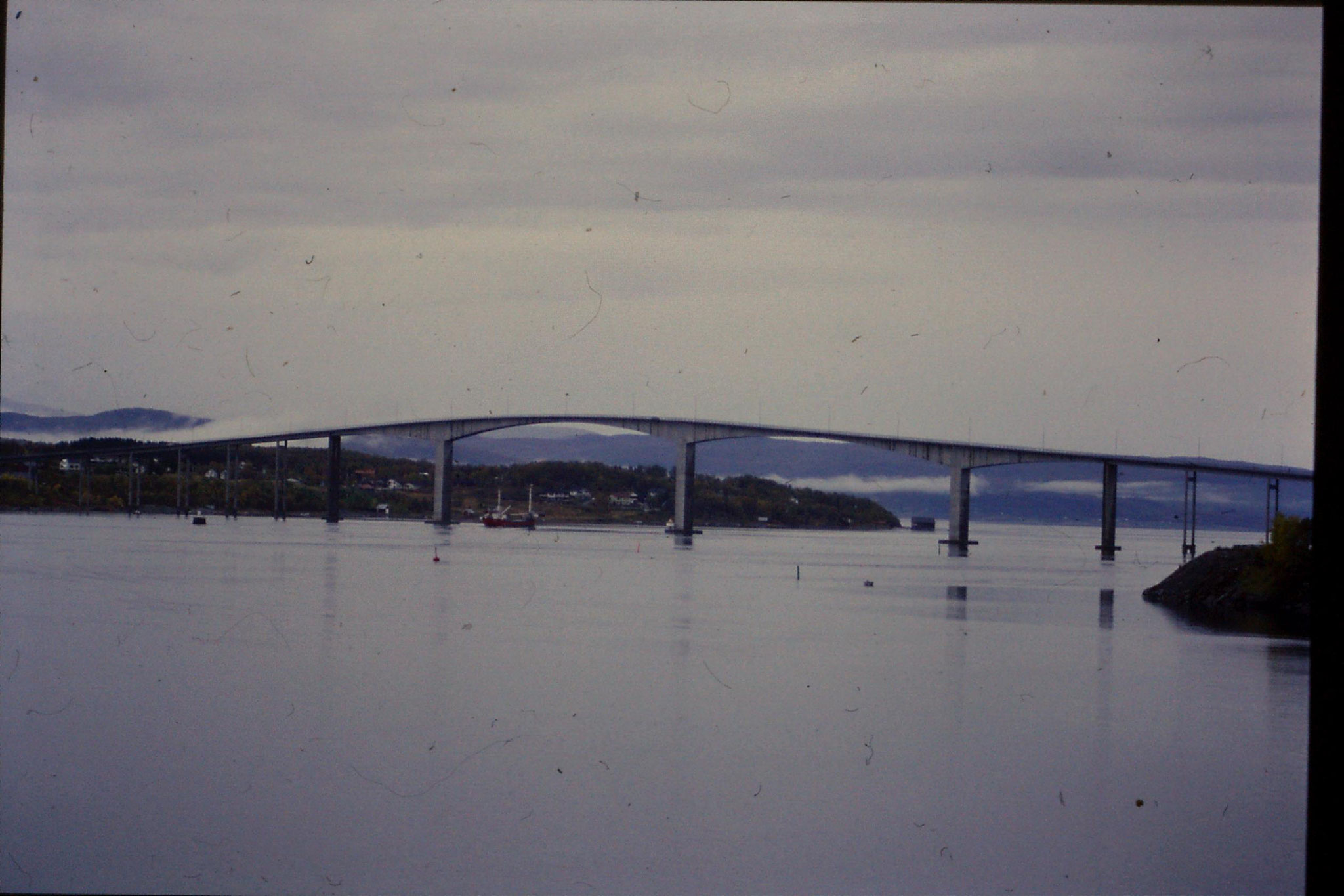 25/9/1988: 29: fishing boat going through bridge