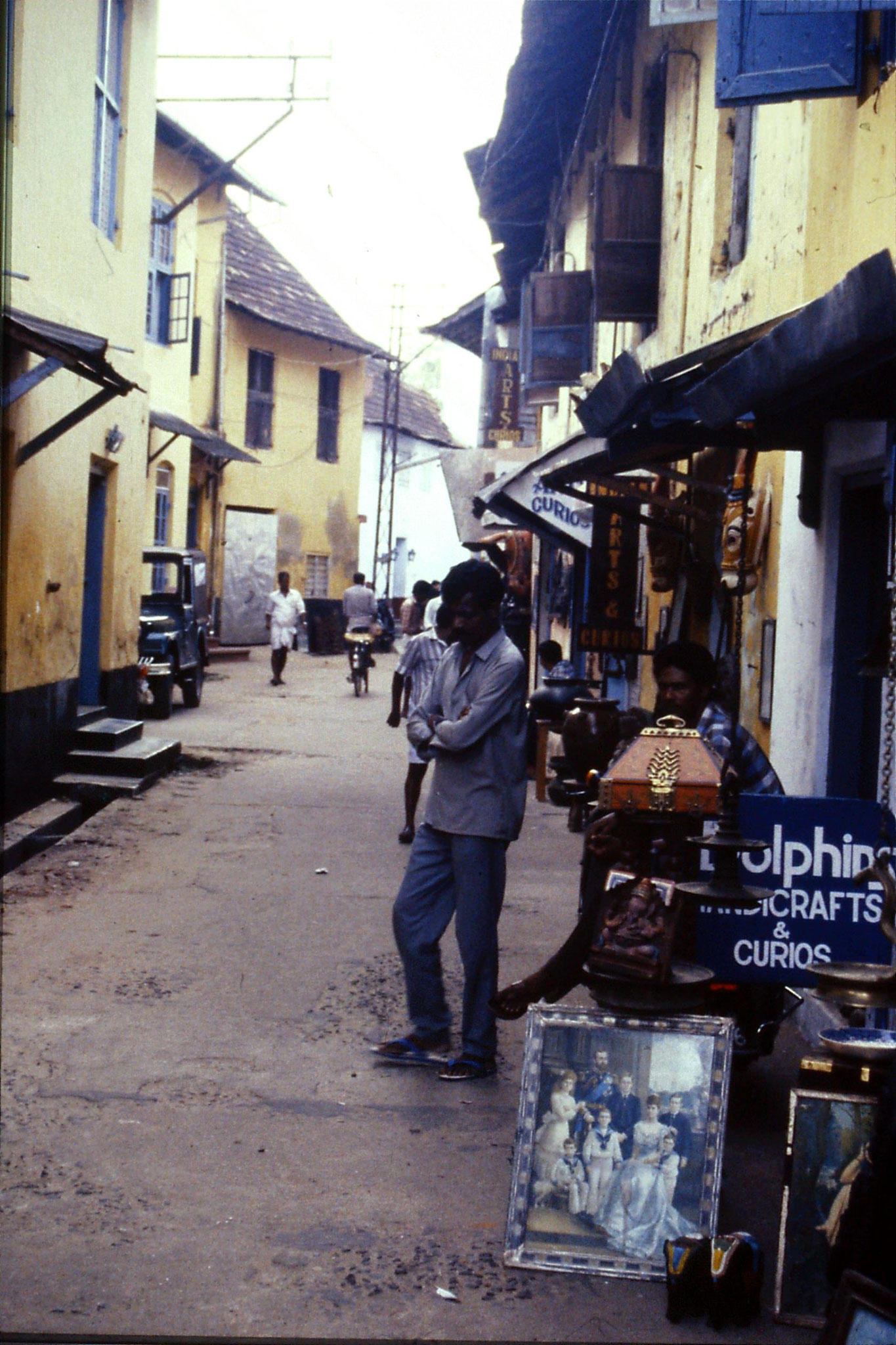 106/14: 24/2/1990 Cochin - street of synagogue in Jewtown