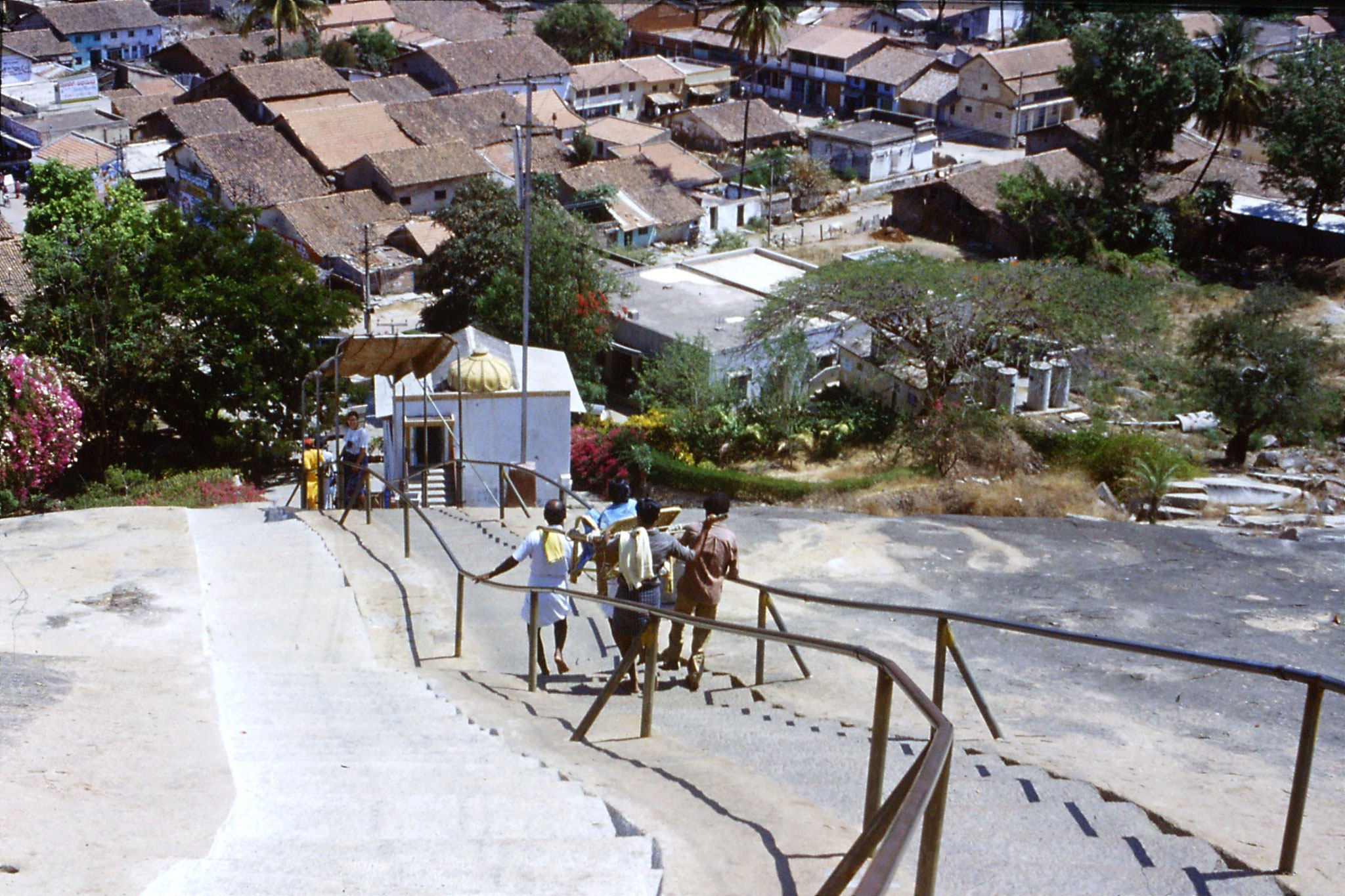 108/13: 13/3/1990 Sravanabelagola - woman carried on dholi, E behind