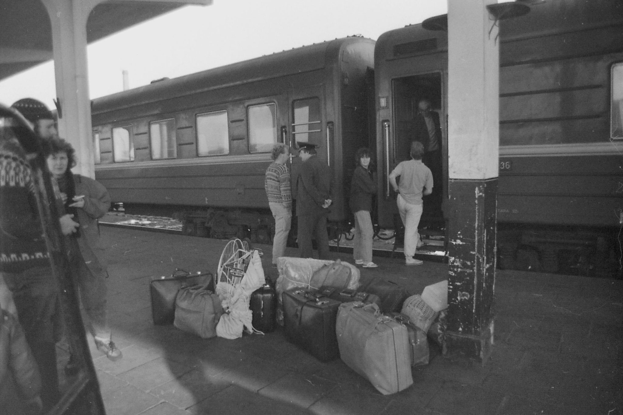 27/10/1988: 22: luggage from one compartment (3 adults and 2 children)