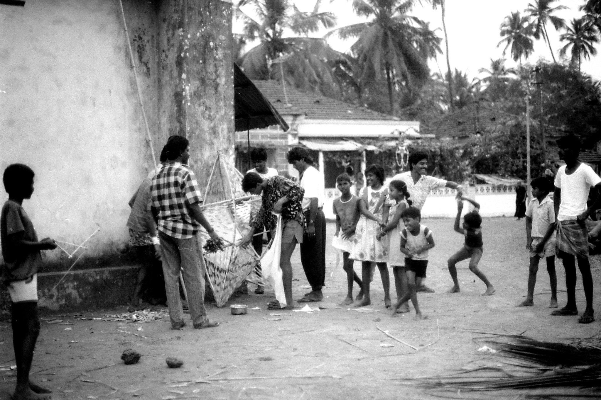 28/12/1989: 33:Siolim Goa, boys making Xmas decorations