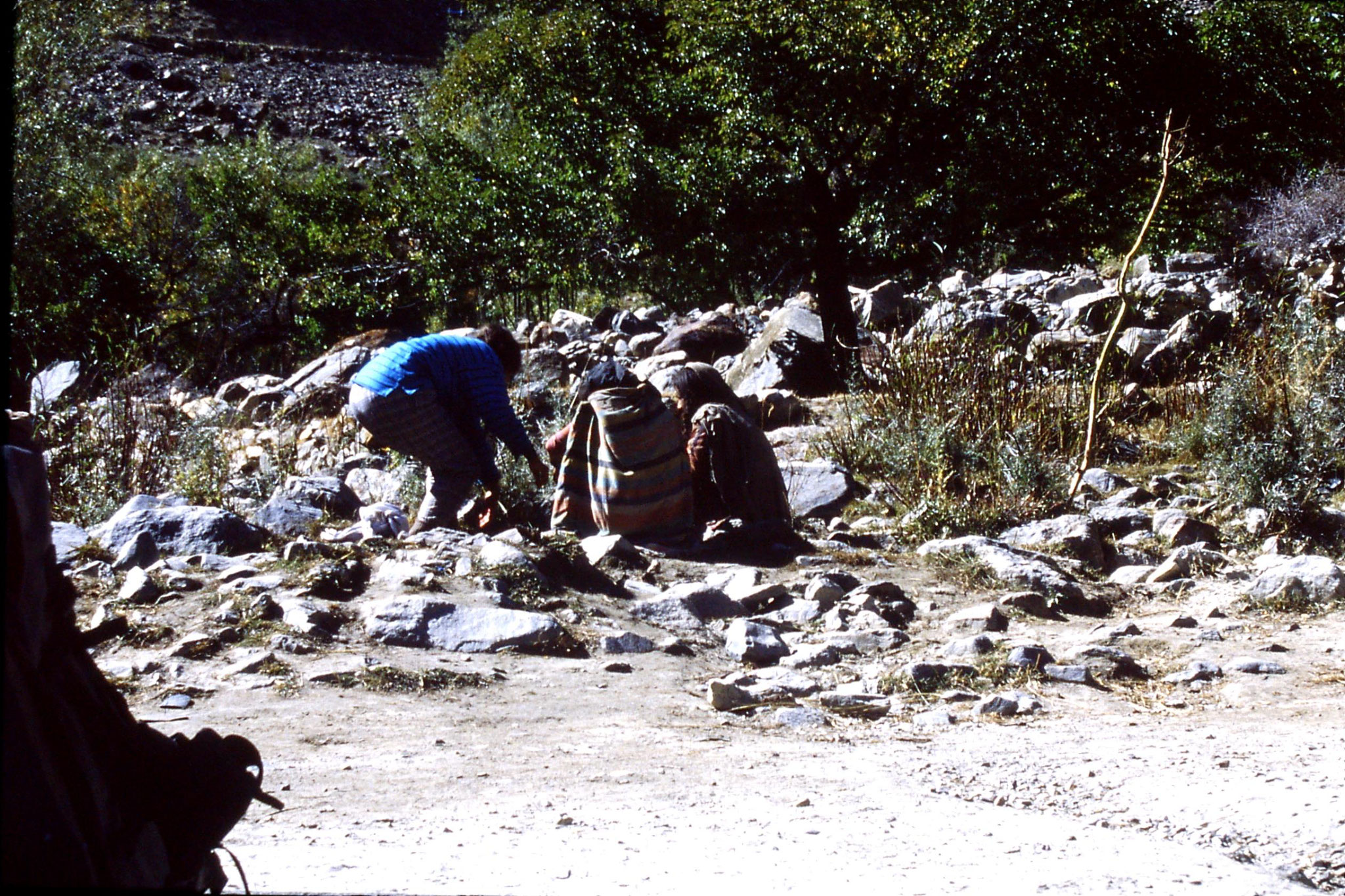 18/10/1989: 6: E and two girls washing at Khande
