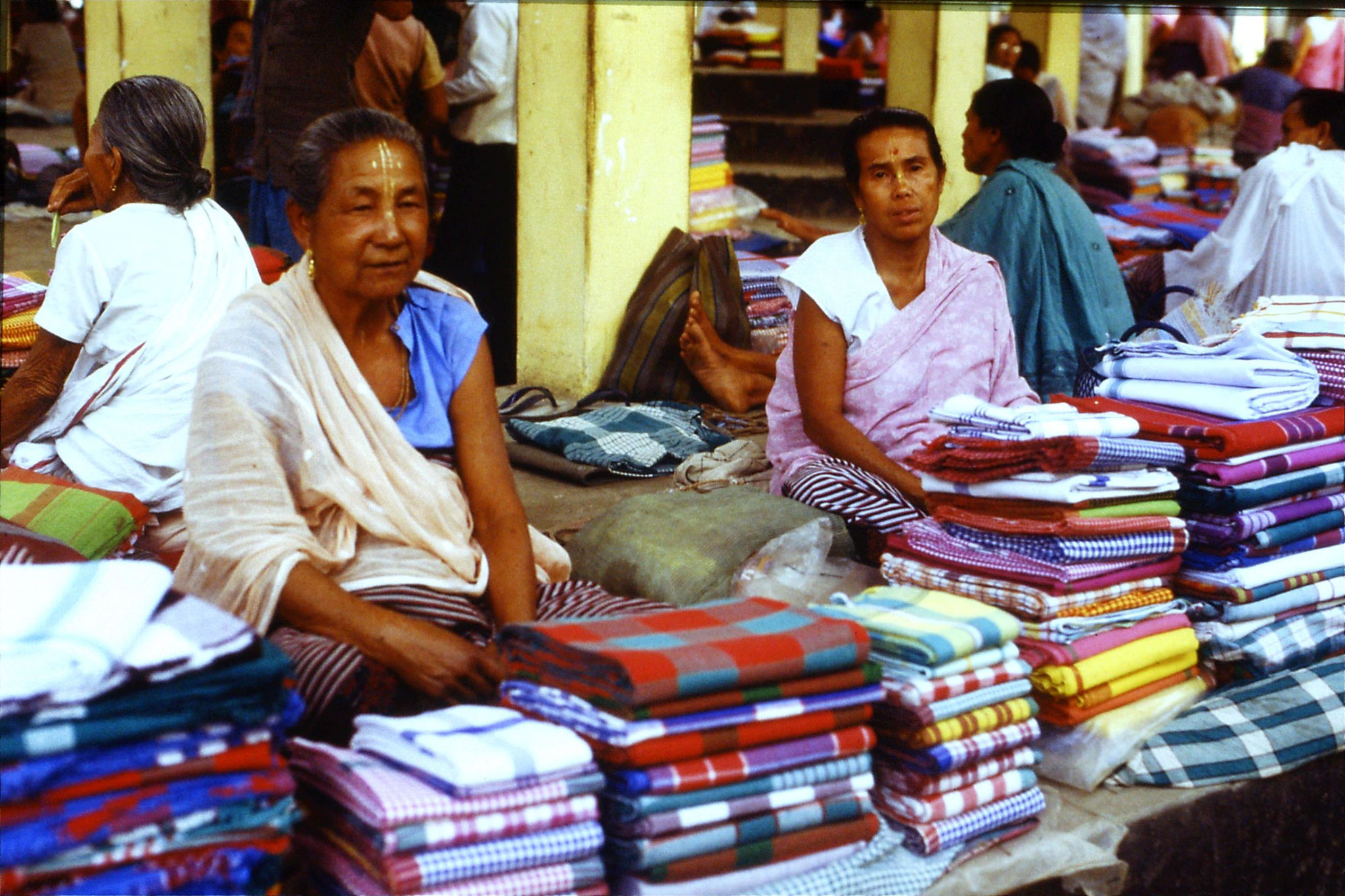 113/27: 17/4 Imphal women's market