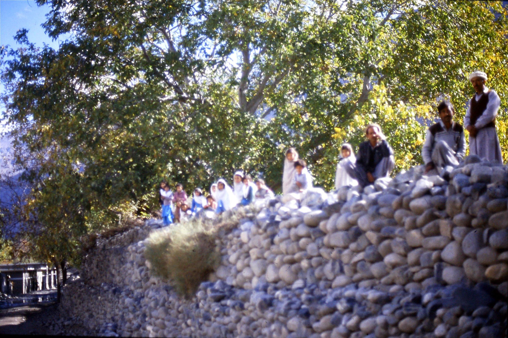 25/10/1989: 28: schoolgirls at Punial