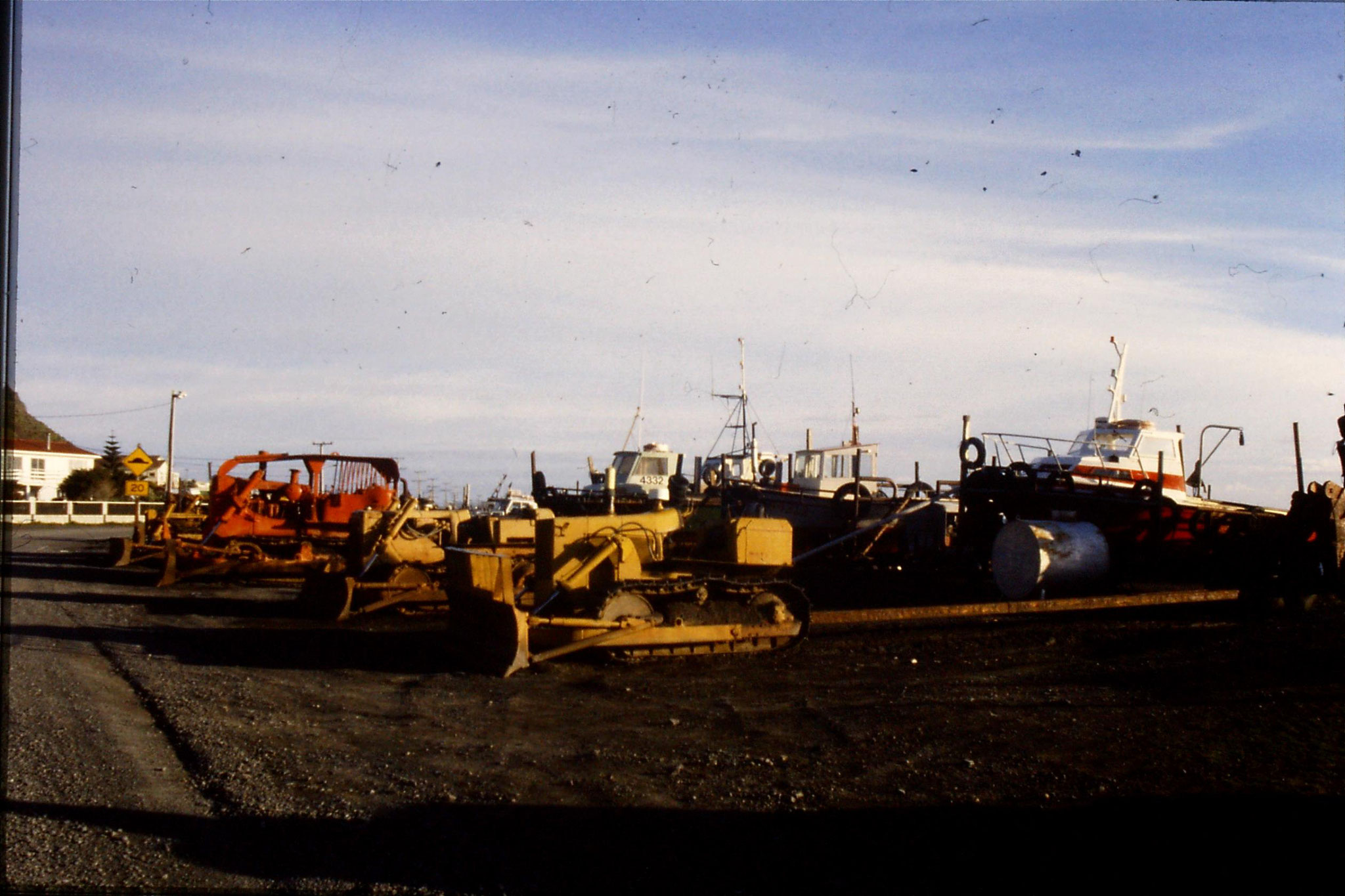 26/8/1990: 15:  Ngawihi, caterpillar tractors for pulling boats up beach