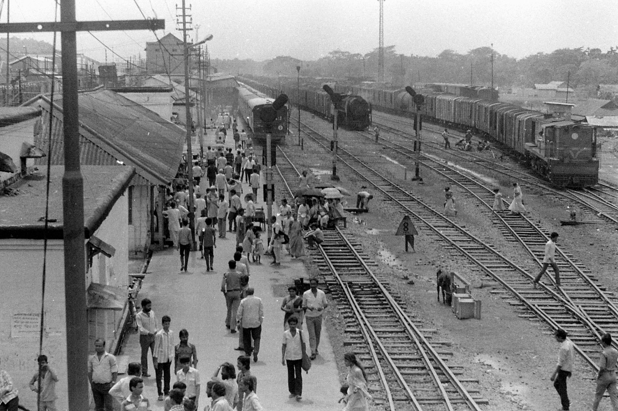 12/4/1990: 36: women strikers blocking train