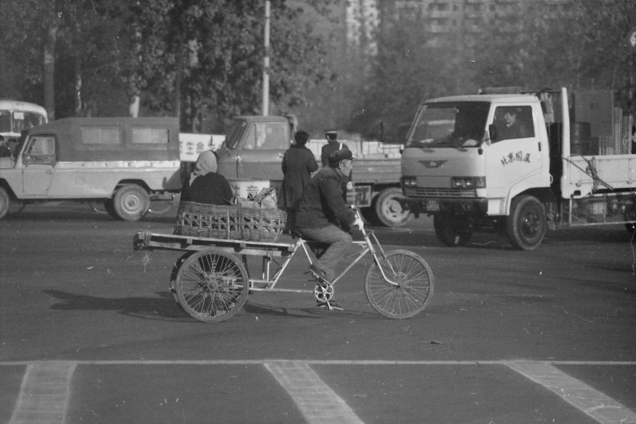 23/11/1988: 7: street scenes outside Friendship Hotel