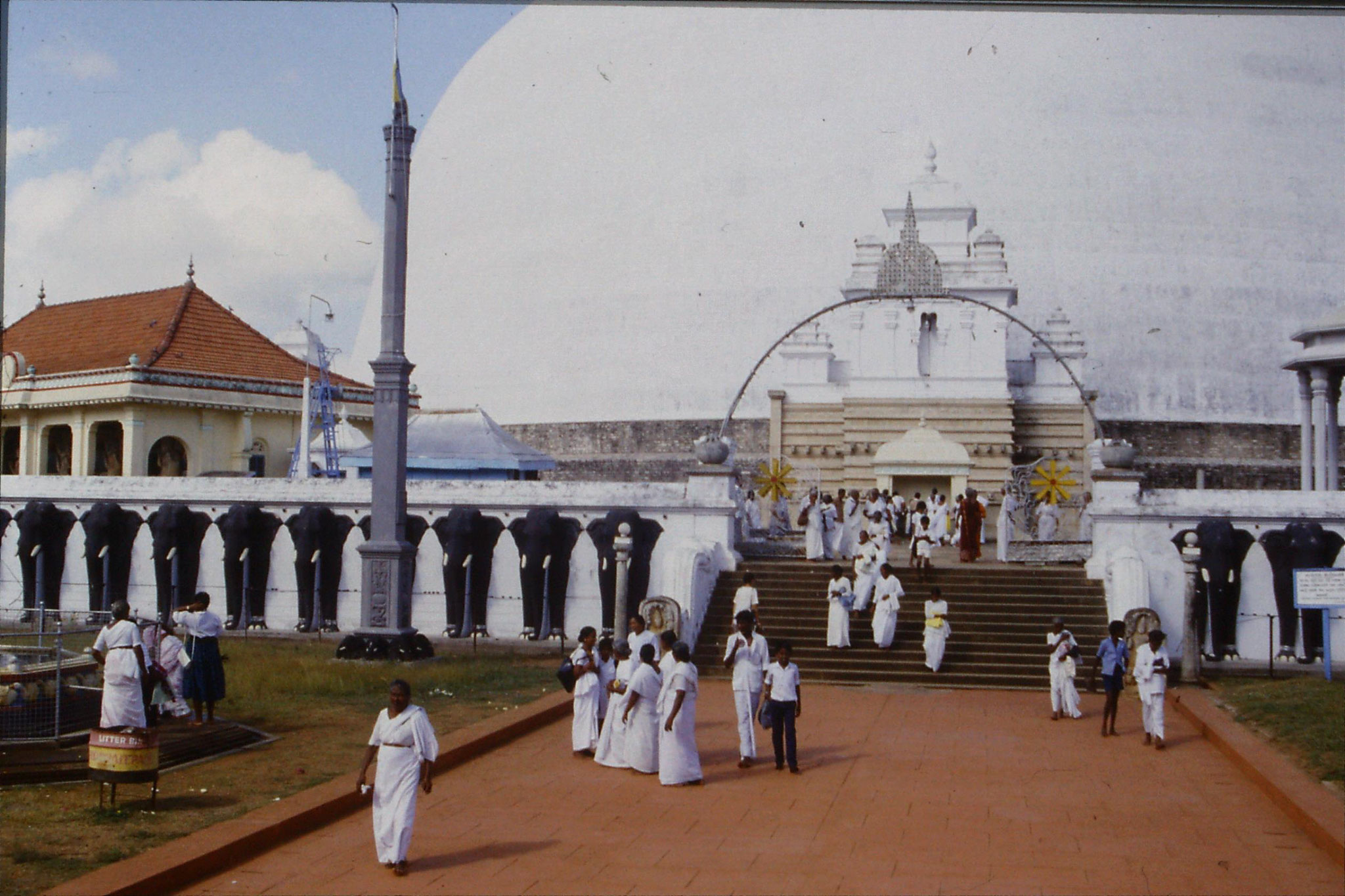 9/2/1990: 9: Anuradhapura, Ruvanvelisaya Dagoba approach