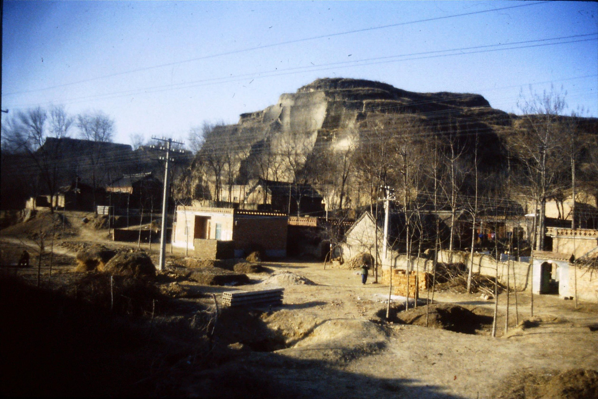 7/3/1989: 0: Journey Xian to Beijing, 0815 houses in loess cliff on edge of plain