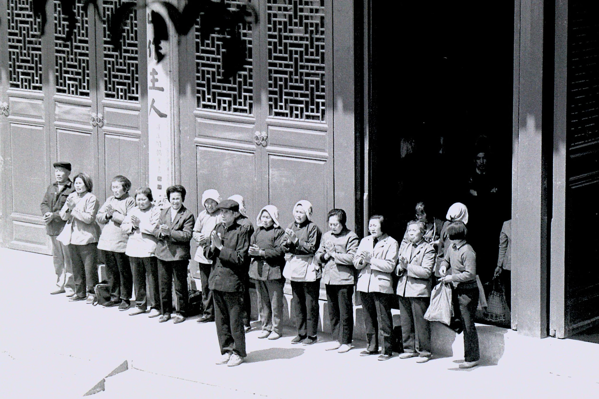 27/3/1989: 8: Lingu Temple pilgrims