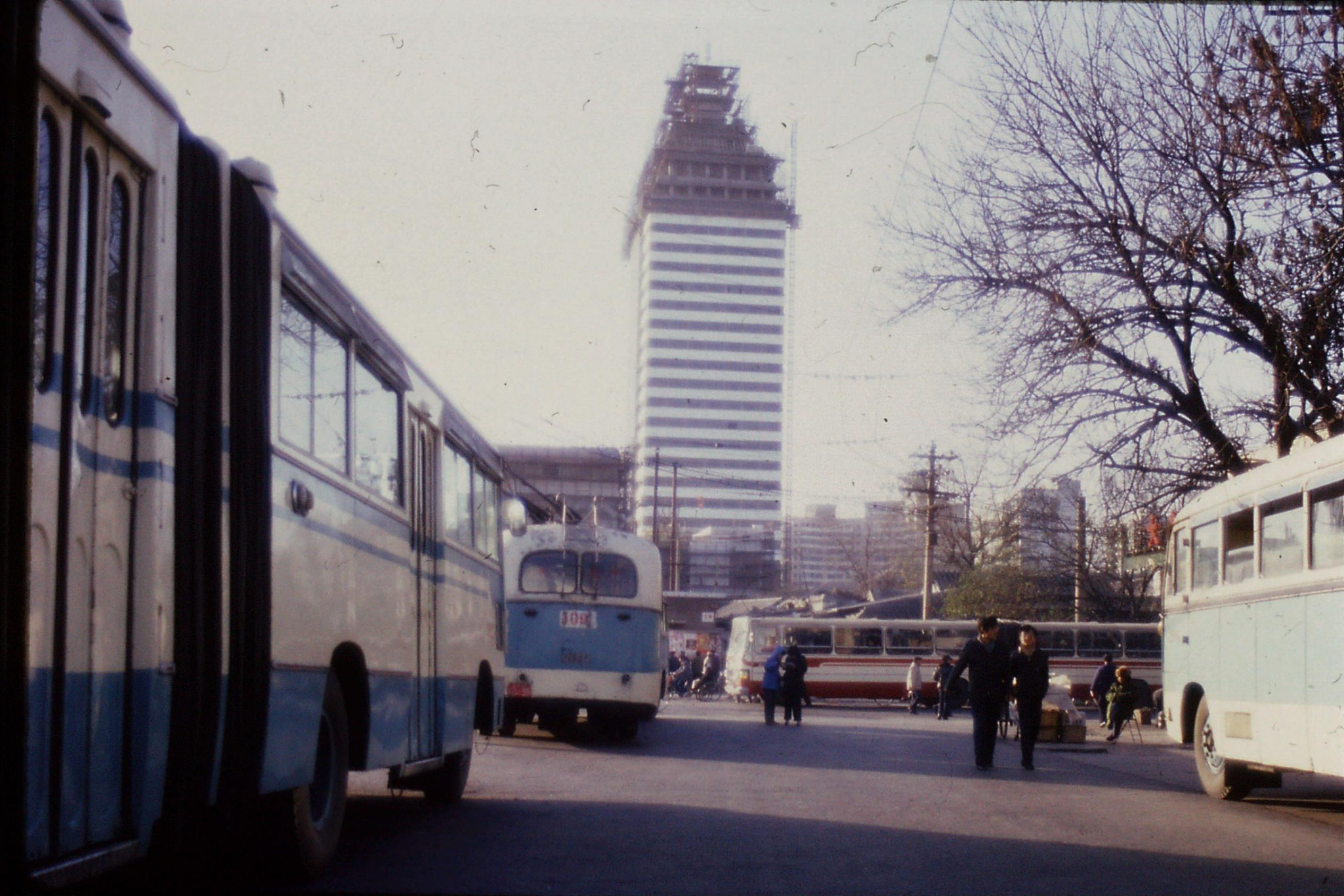 26/11/1988: 6: new construction oppostie China Photo