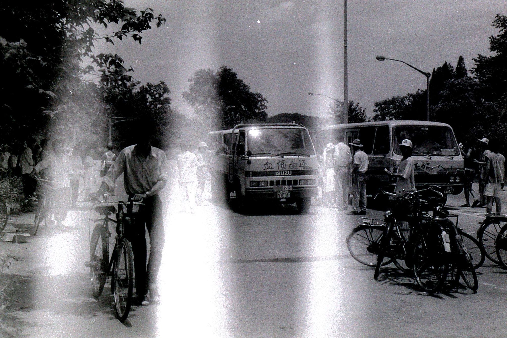 8/6/1989: 4: SW corner of Xi Hu, roadblock and painted vehicles, leaflets, money collection