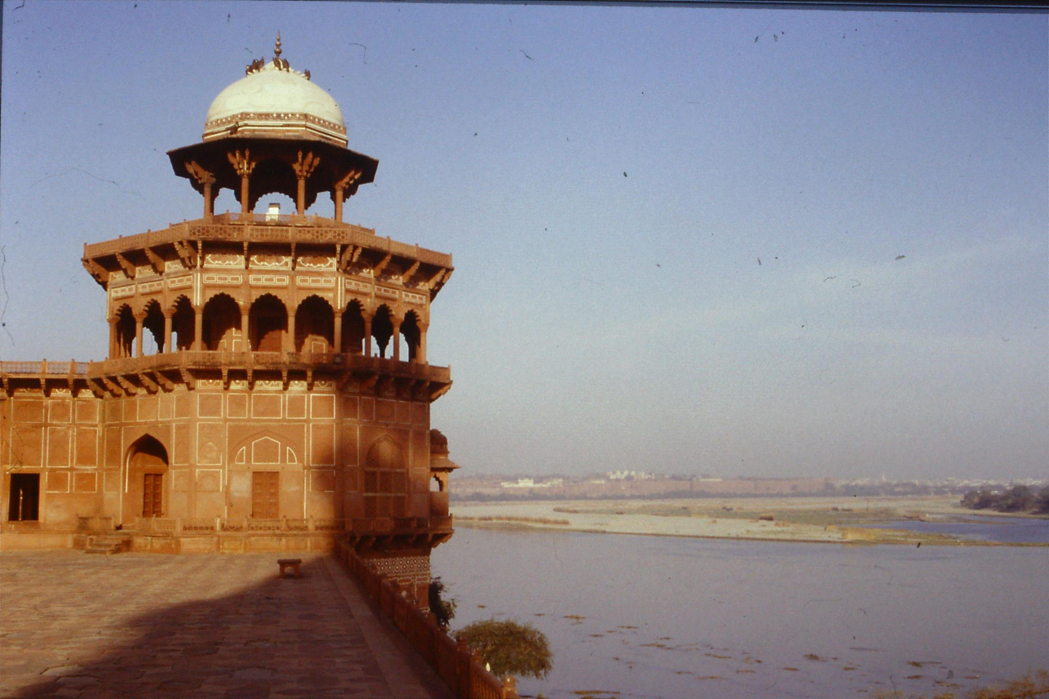 109/10: 31/3/1990 Tower with vultures - Agra Old Fort - from Taj