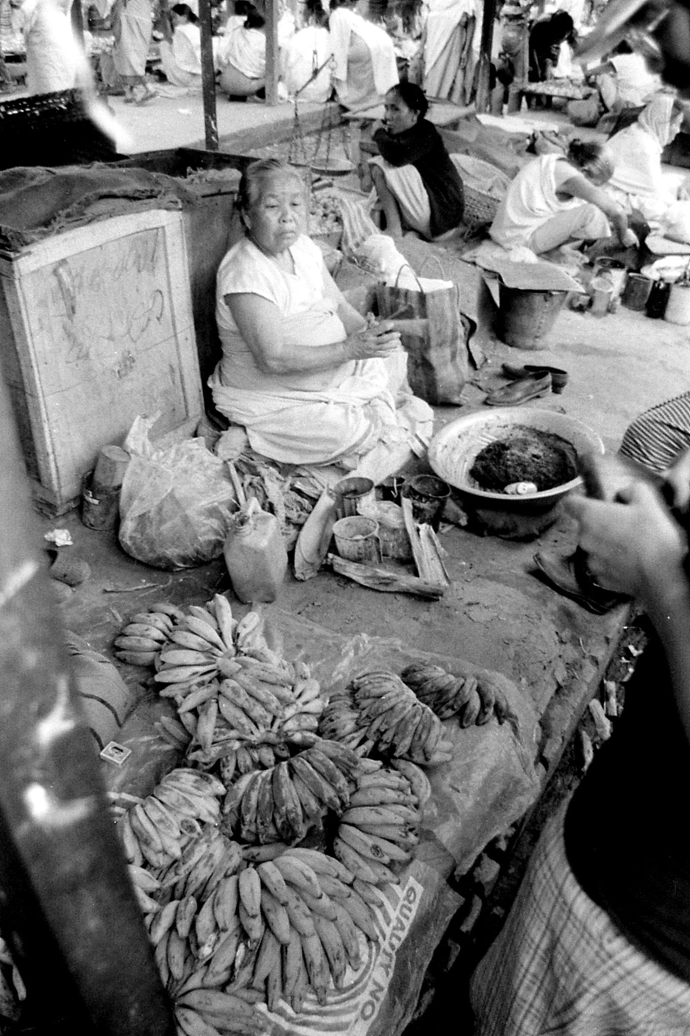 17/4/1990: 9: Imphal women's market