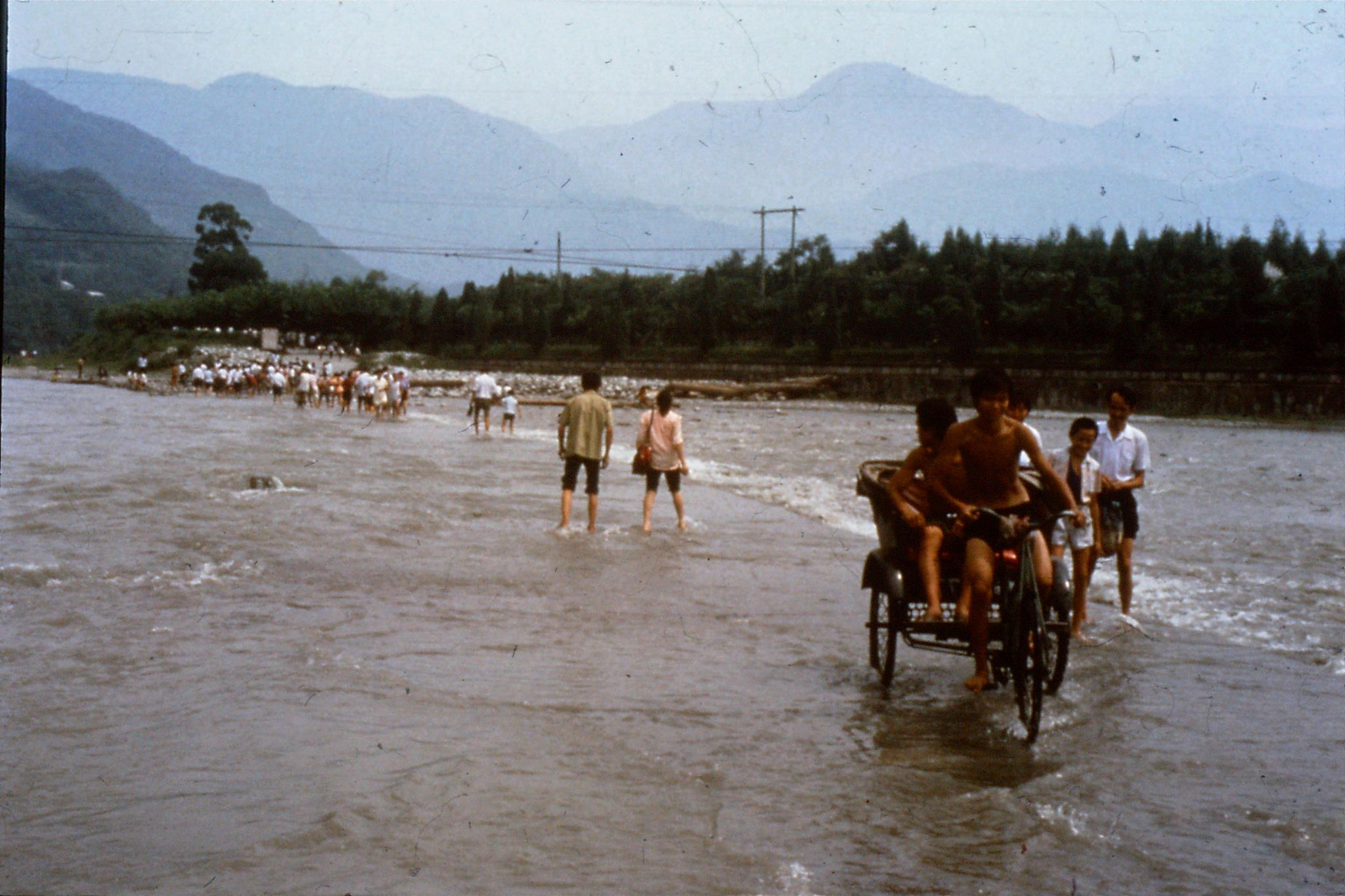 20/8/1989:34: wading across barrier