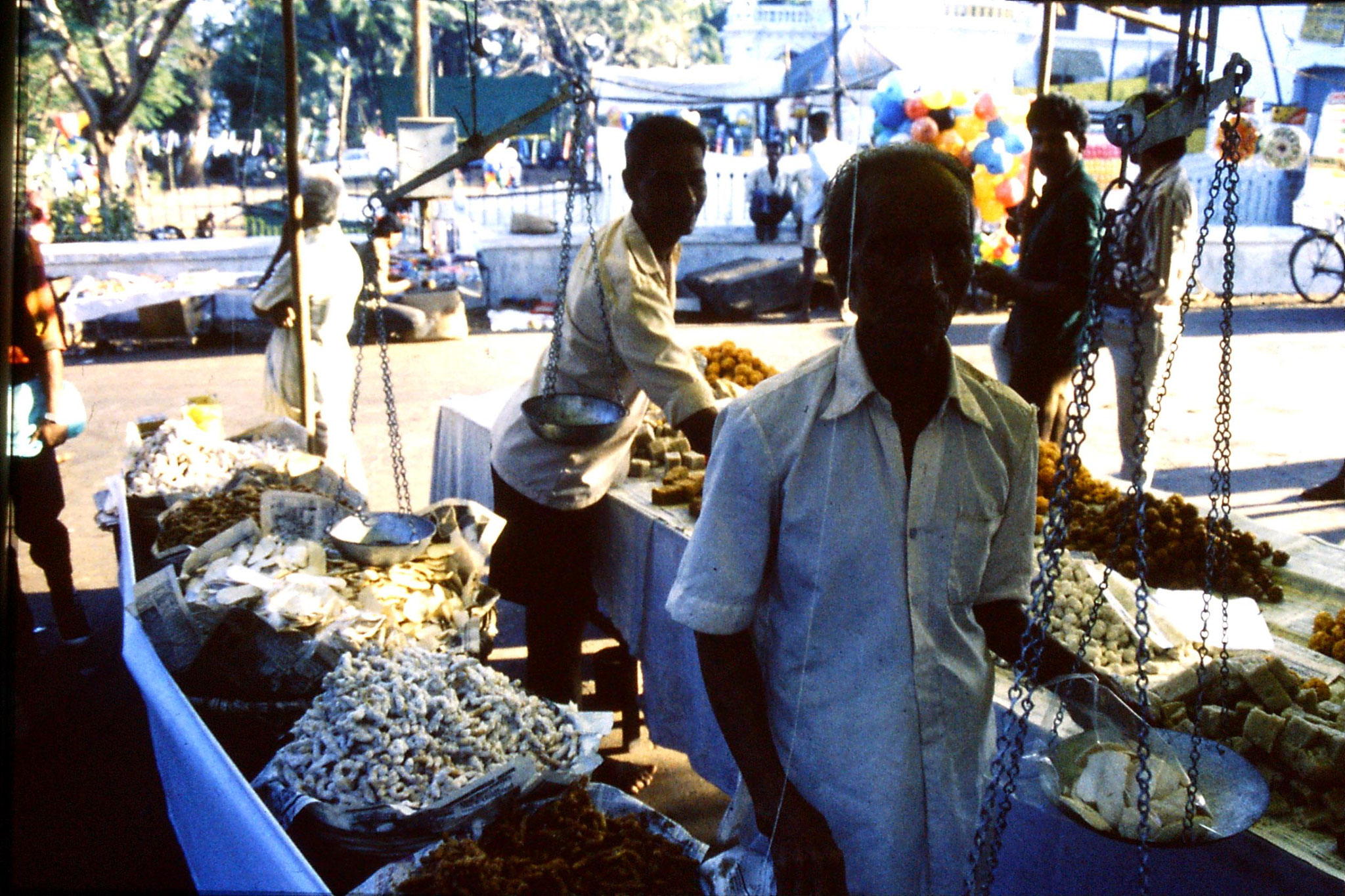 31/12/1989: 6:Goa Siolim church and market on festival day