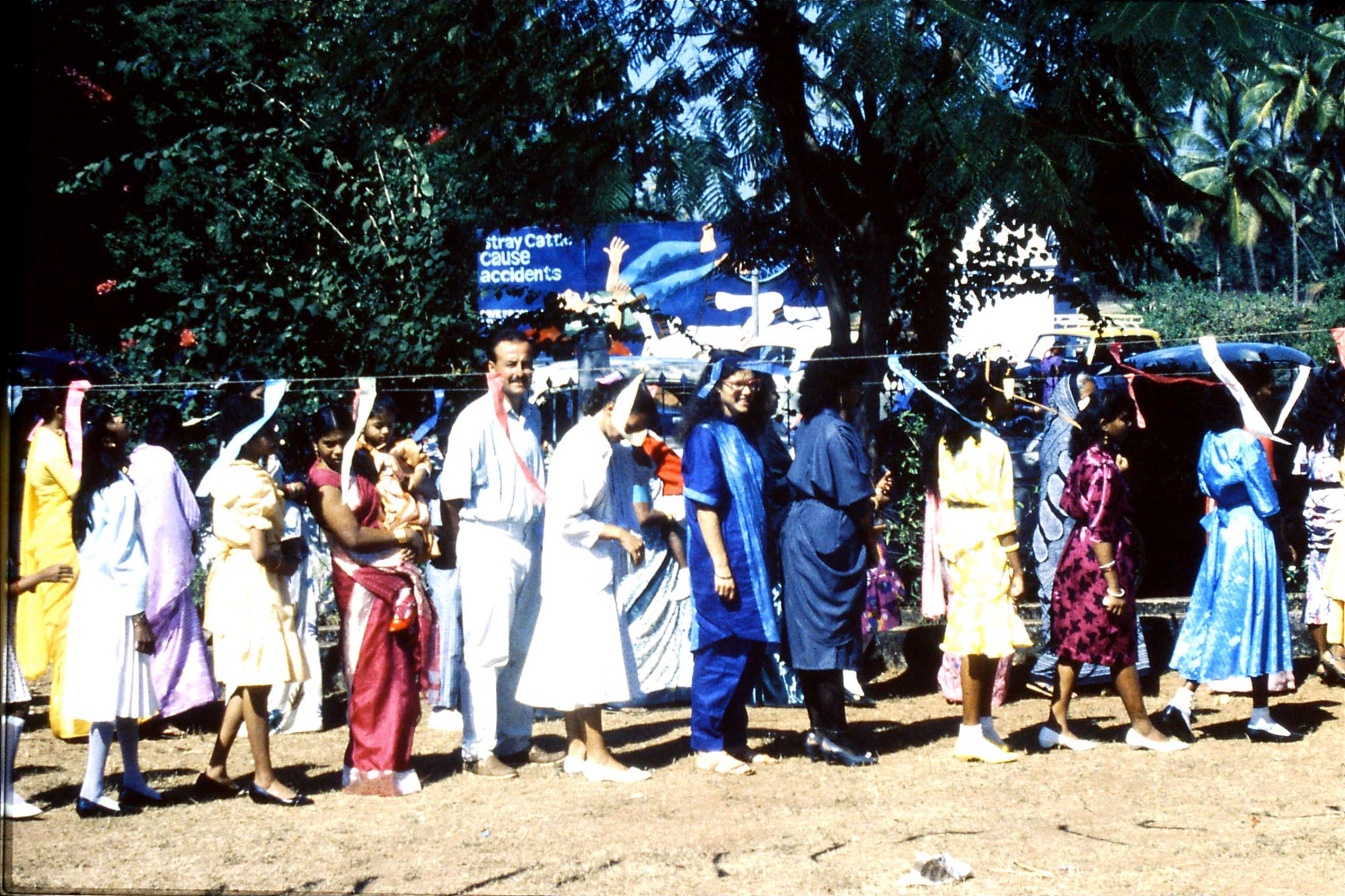 31/12/1989: 14: Siolim church and 10.30 mass procession