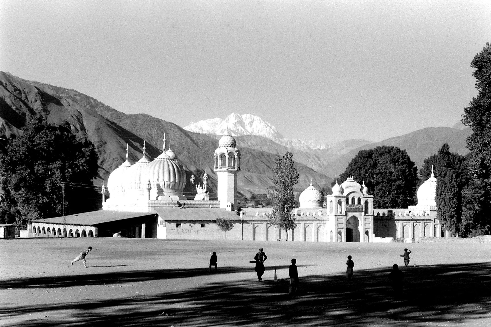 28/10/1989: 19: Chitral, mosque, Tirich Mir and cricket match