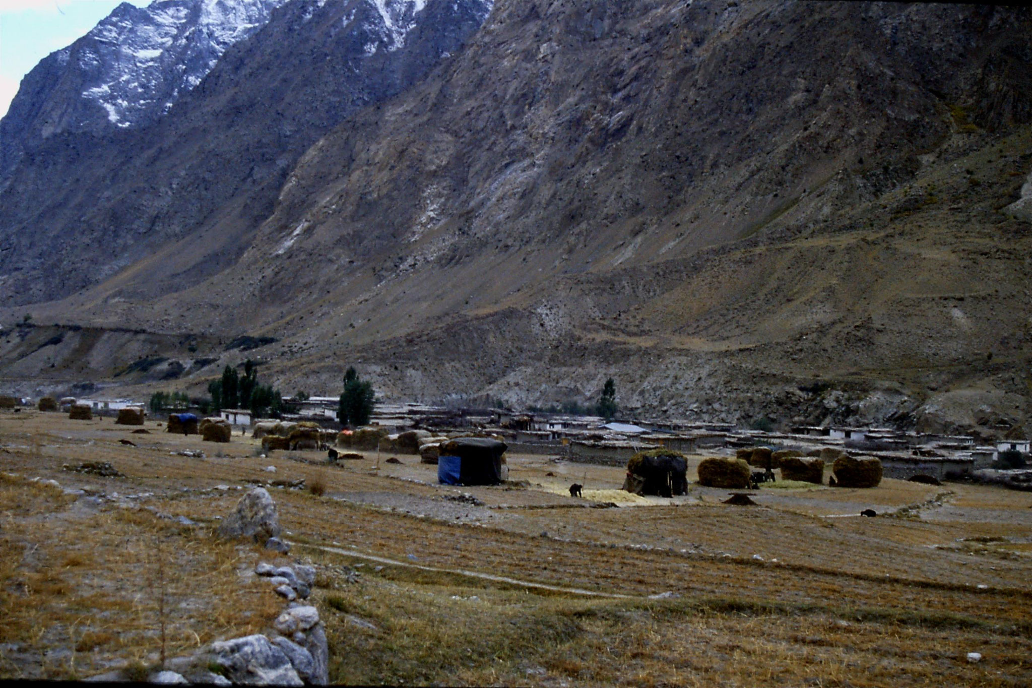 16/10/1989: 36: Hushe village and Masherbrum