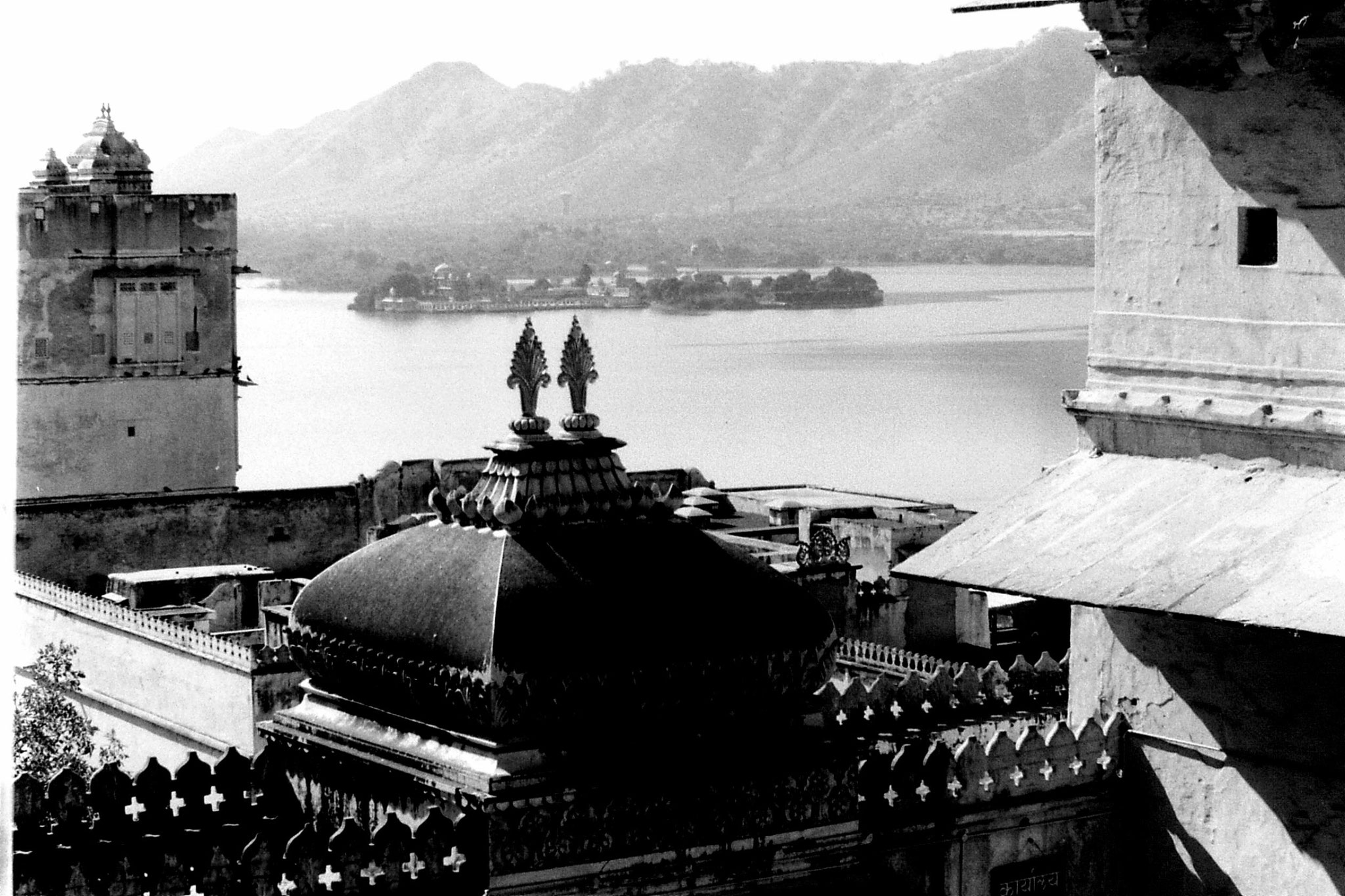 8/12/1989: 12: Udaipur, view of Jagmandir's Palace from City Palace on Lake Pichola