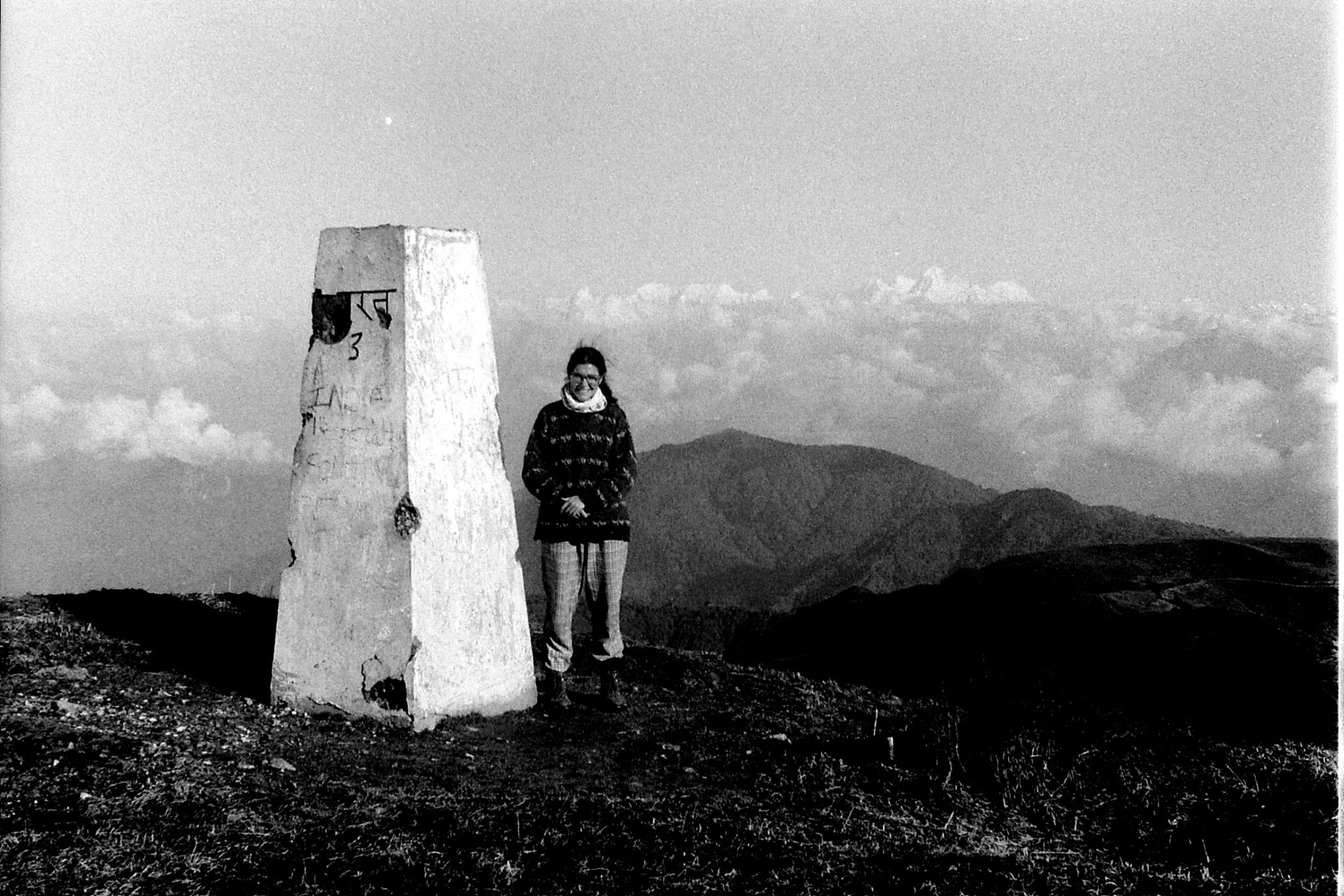 8/5/1990: 32:  E at norder post, Everest behind