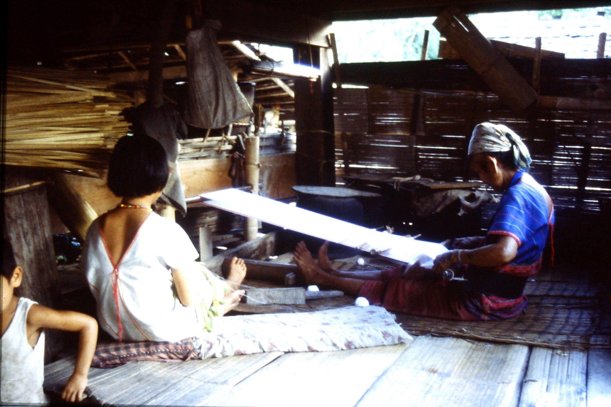 12/6/1990: 33: Trek - Hue Kom Karen village weaving