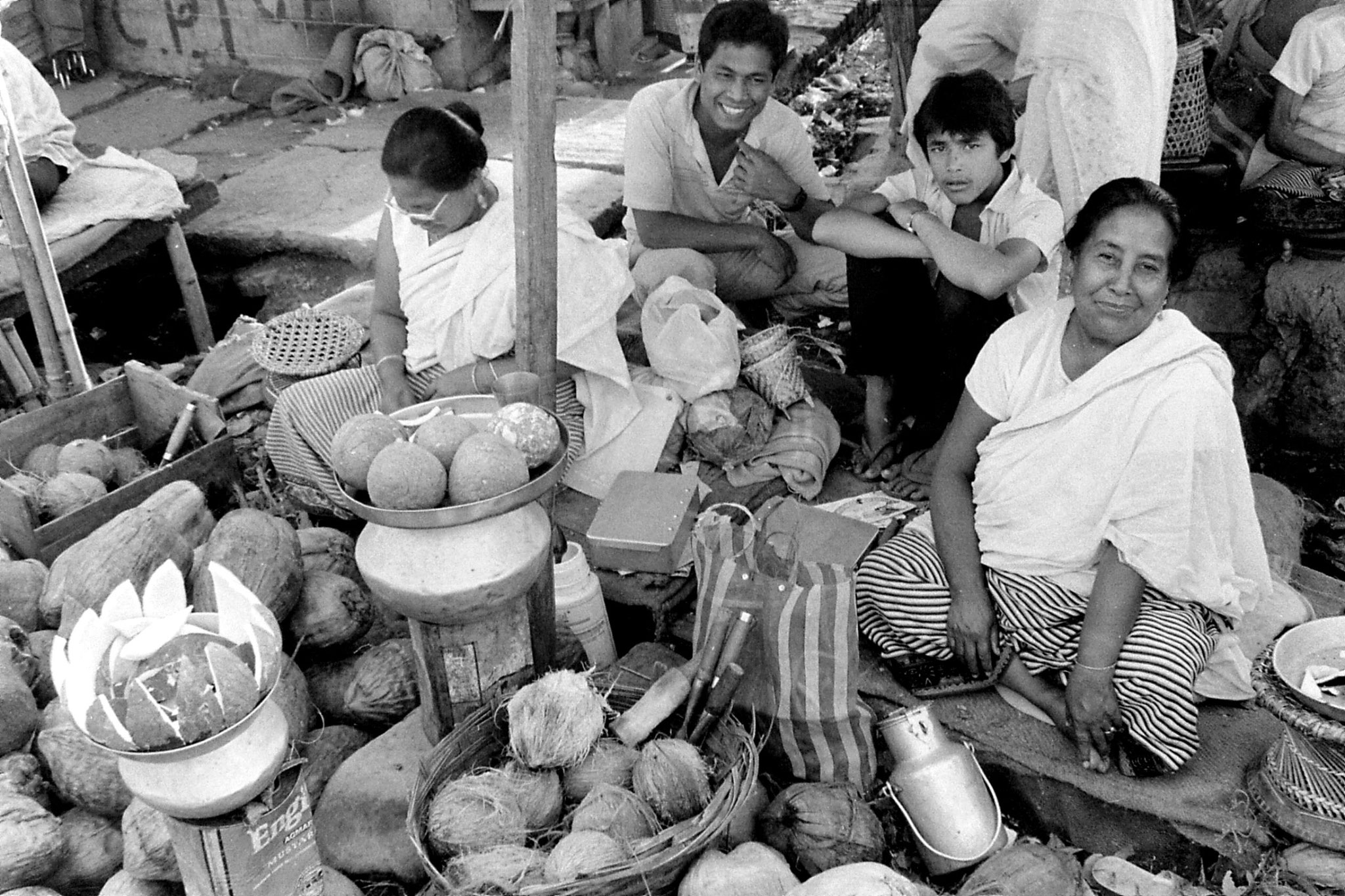 17/4/1990: 11: Imphal women's market