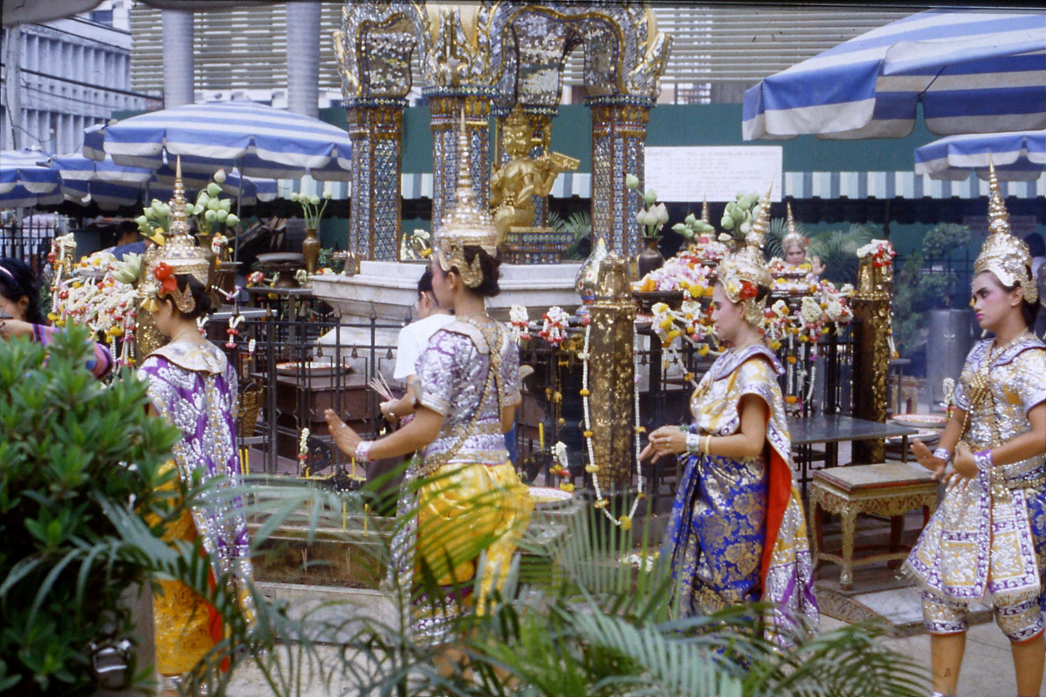 20/5/1990: 10: Bangkok Erawan Hotel shrine