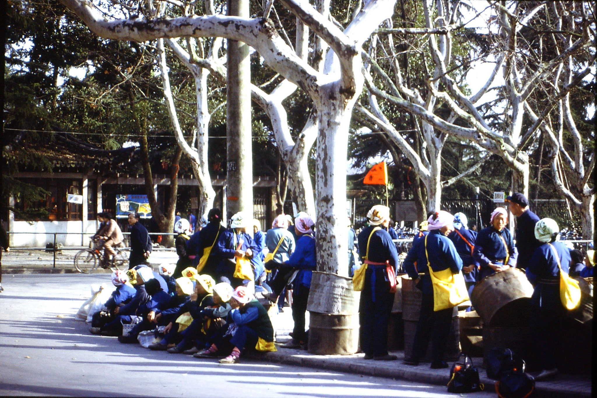 27/3/1989: 1: Hangzhou Ling Si temple pilgrims resting