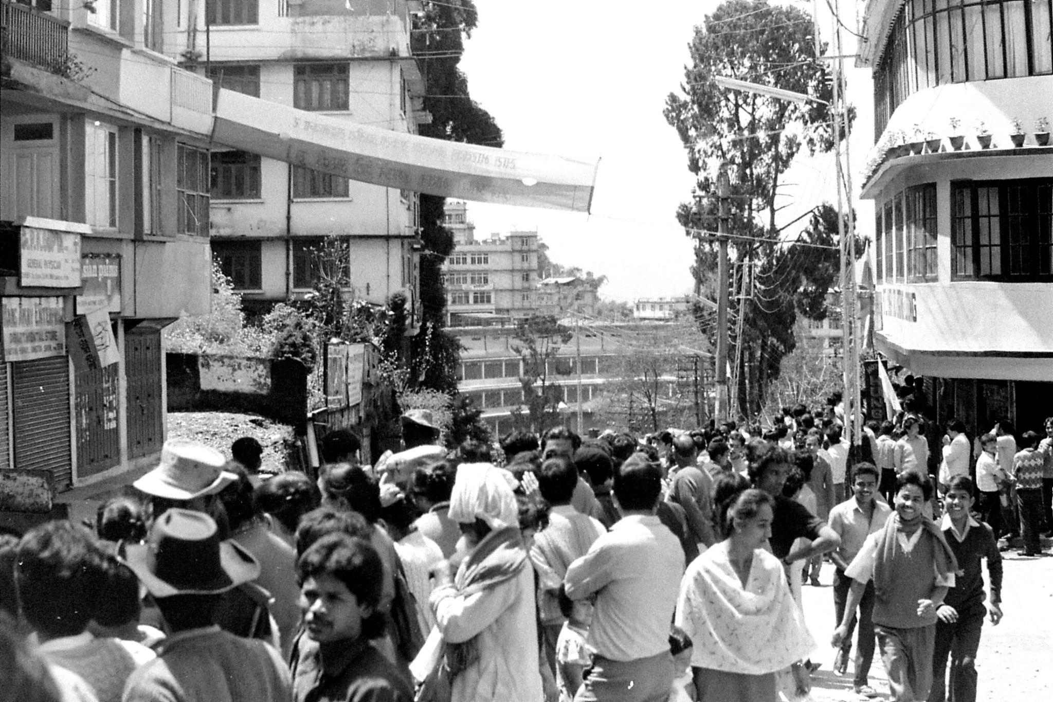 22/4/1990: 23: Gangtok crowds waiting to see V P Singh