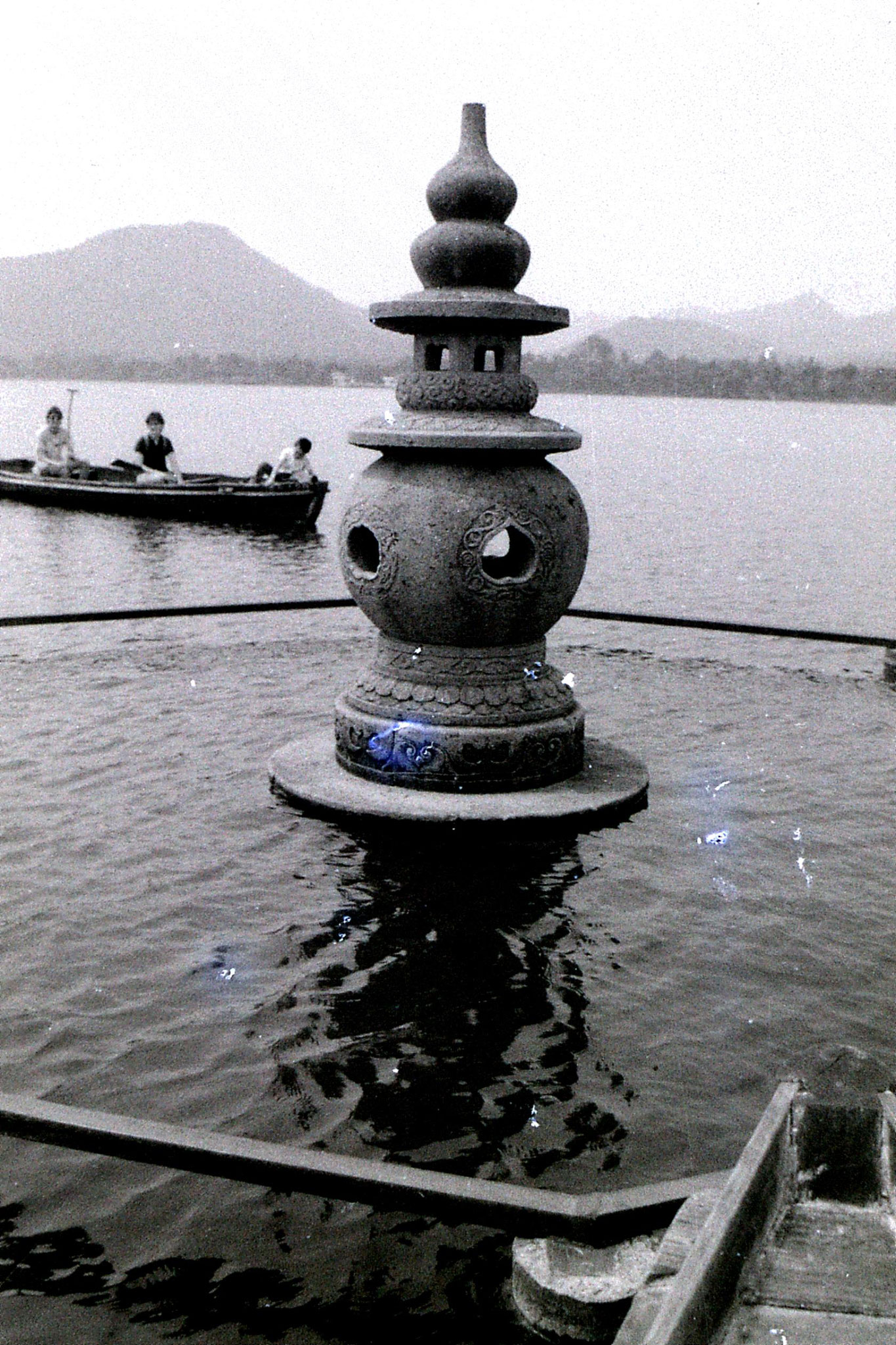 19/6/1989: 35: group visit to West Lake