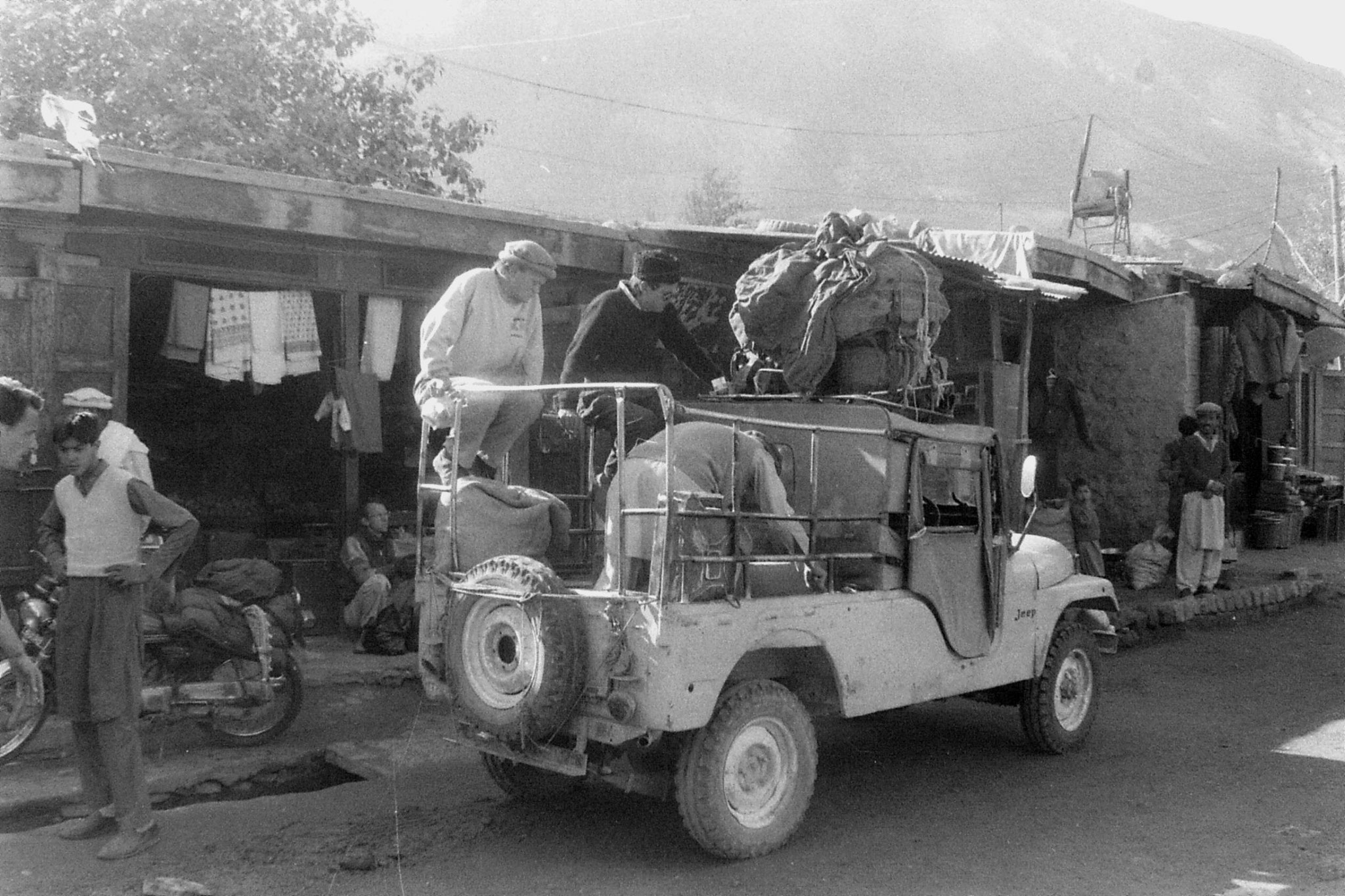 25/10/1989: 11: Gilgit, loading cargo jeep