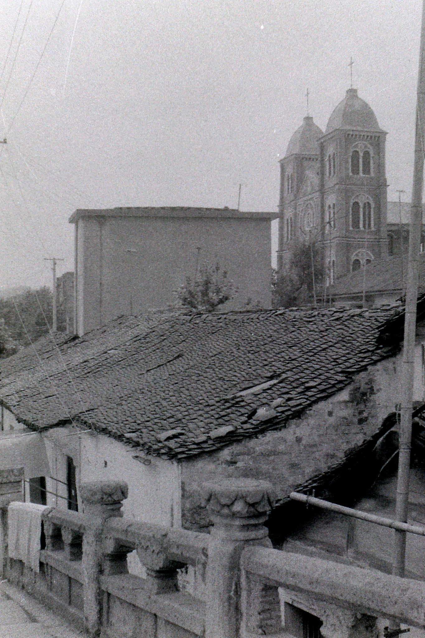 26/6/1989: 4: Shaoxing, church near bridge used as school