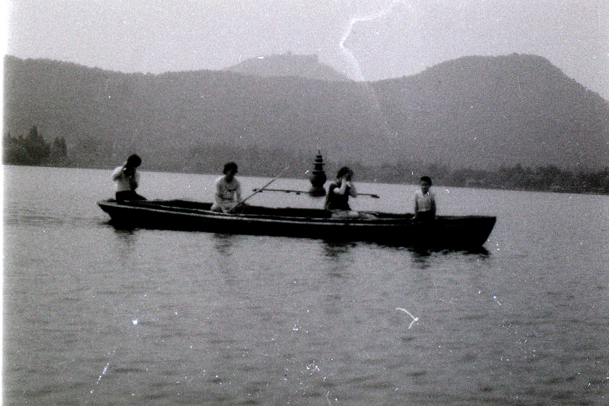 19/6/1989: 34: group visit to West Lake