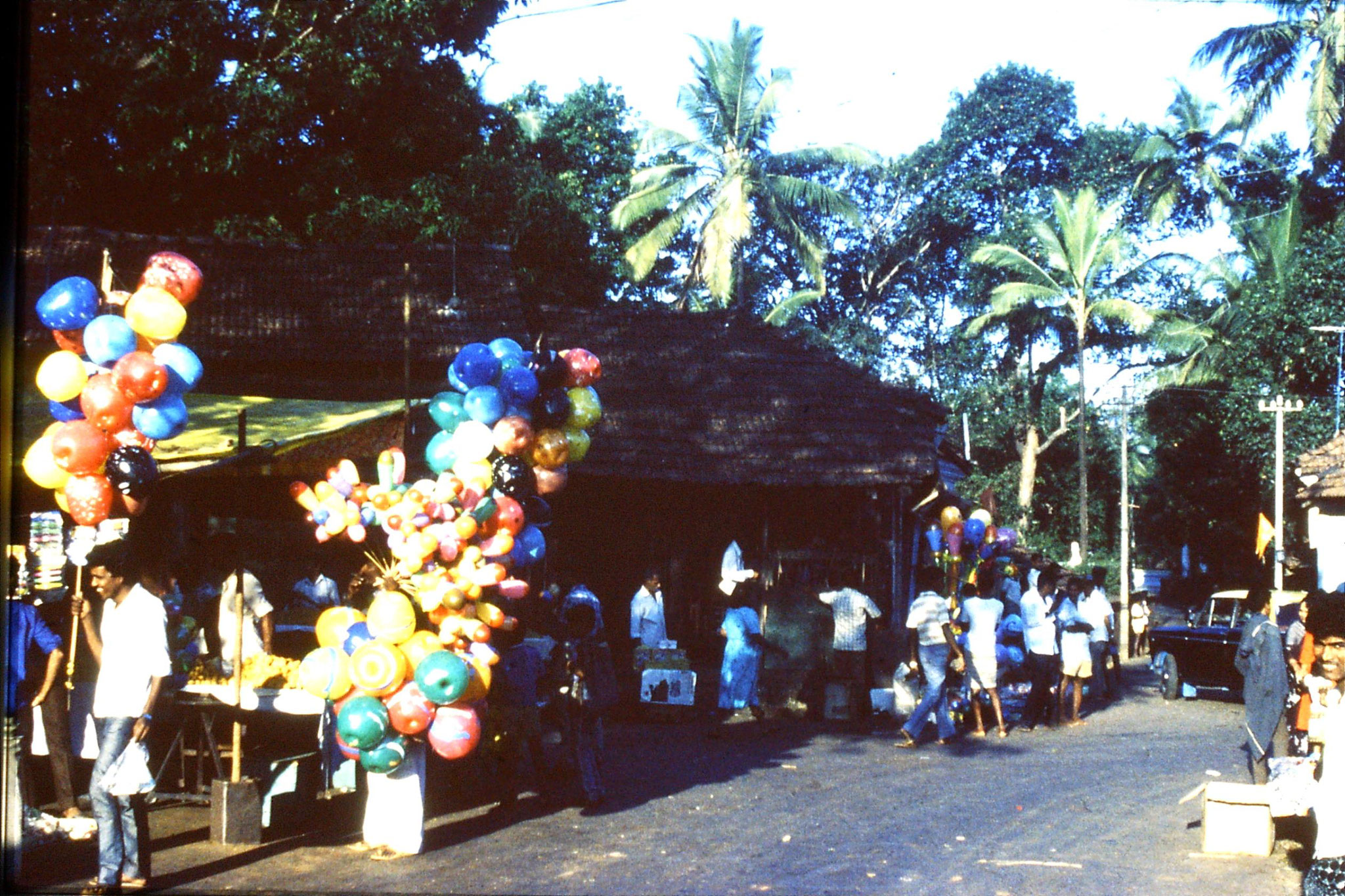 31/12/1989:2: Goa Siolim church and market on festival day