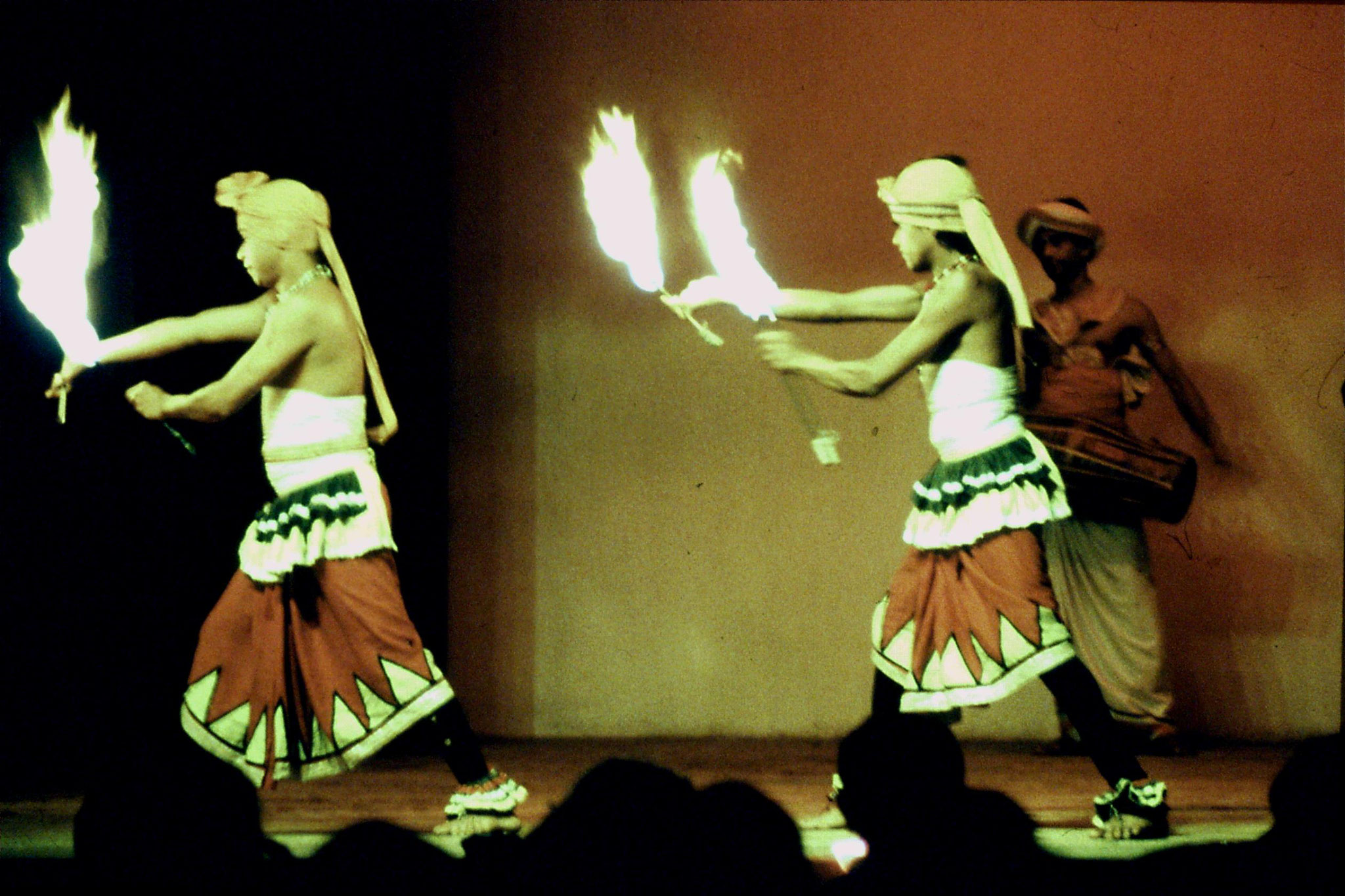 4/2/1990: 26: Kandy Lake Club Temple Dancing