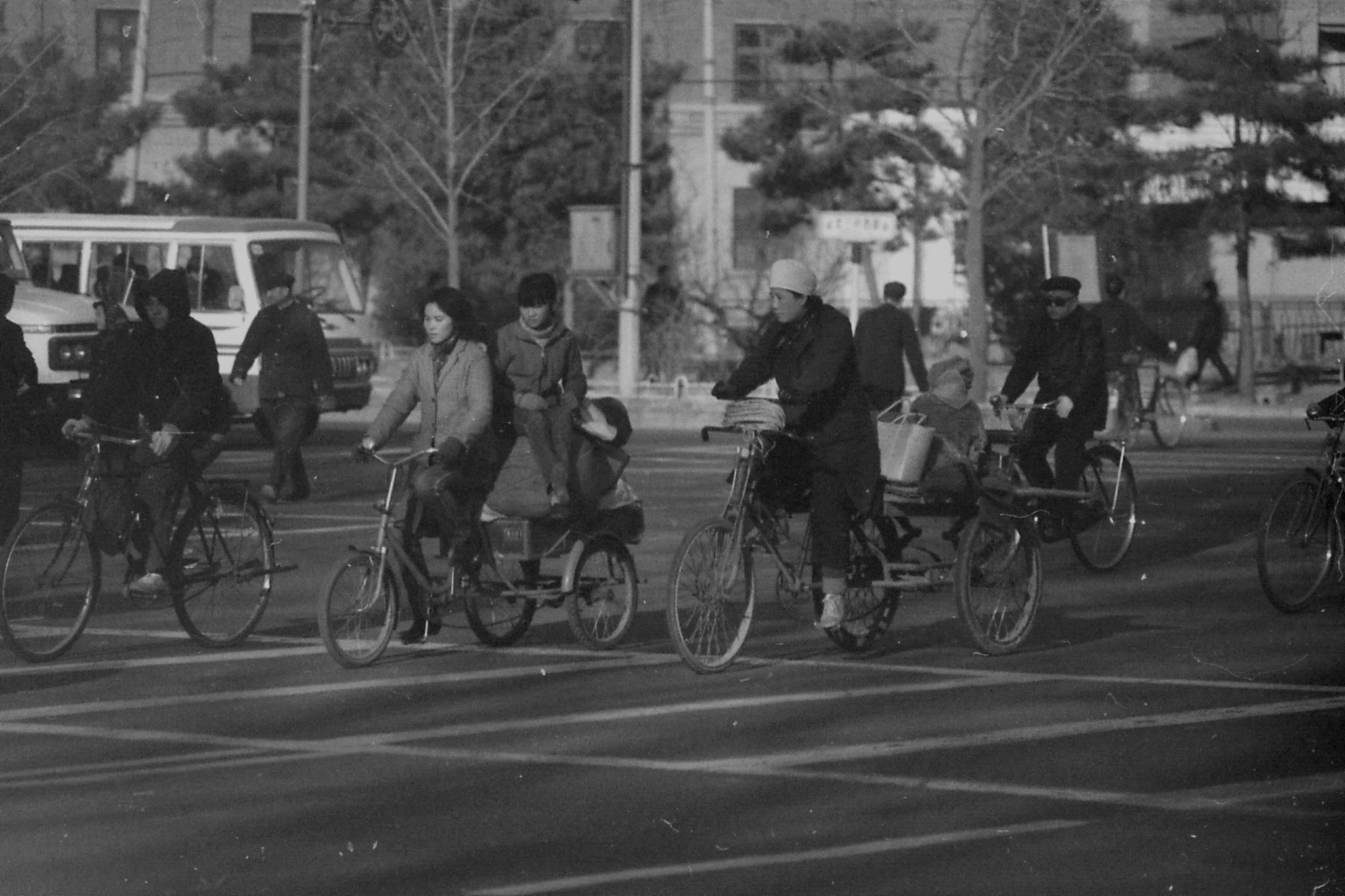 23/11/1988: 9: street scenes outside Friendship Hotel