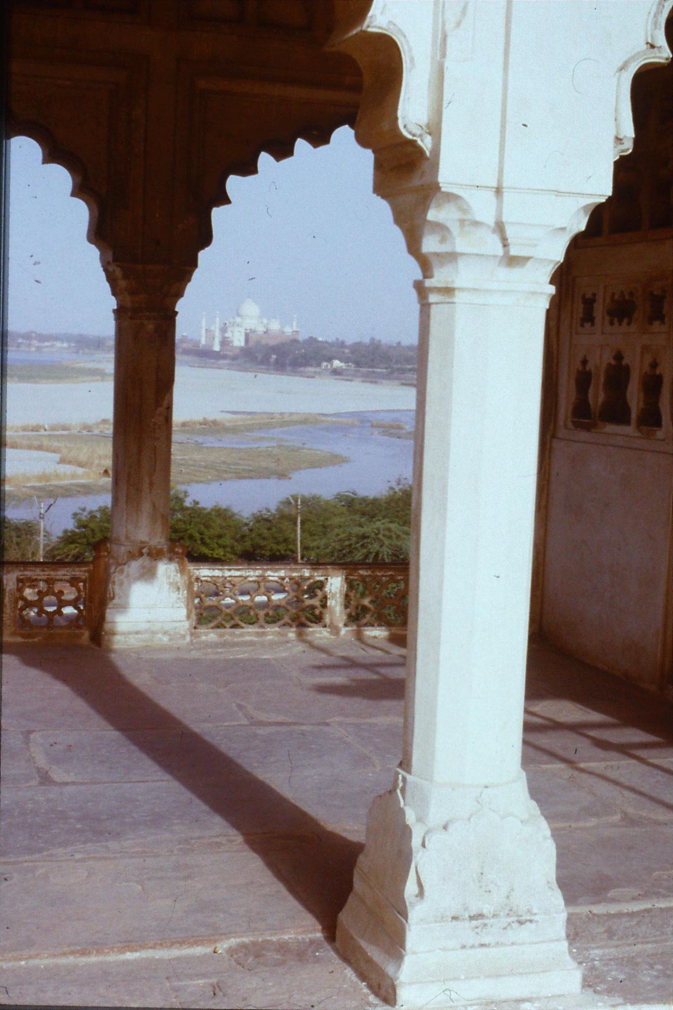 109/2: 30/3/1990 Taj Mahal framed by Khus Mahal