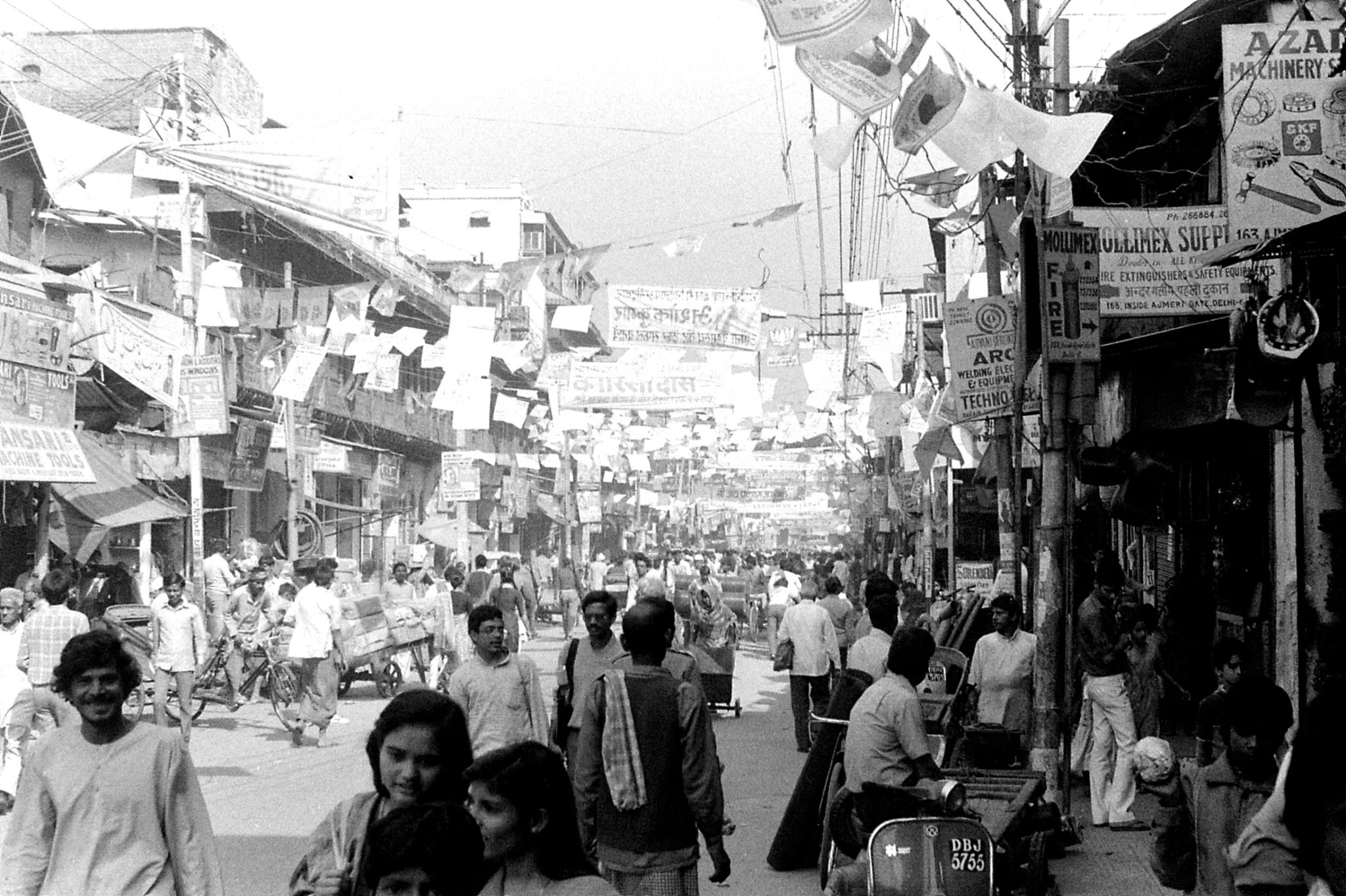 20/11/1989: 9: New Delhi near Ajmer Gate, election banners