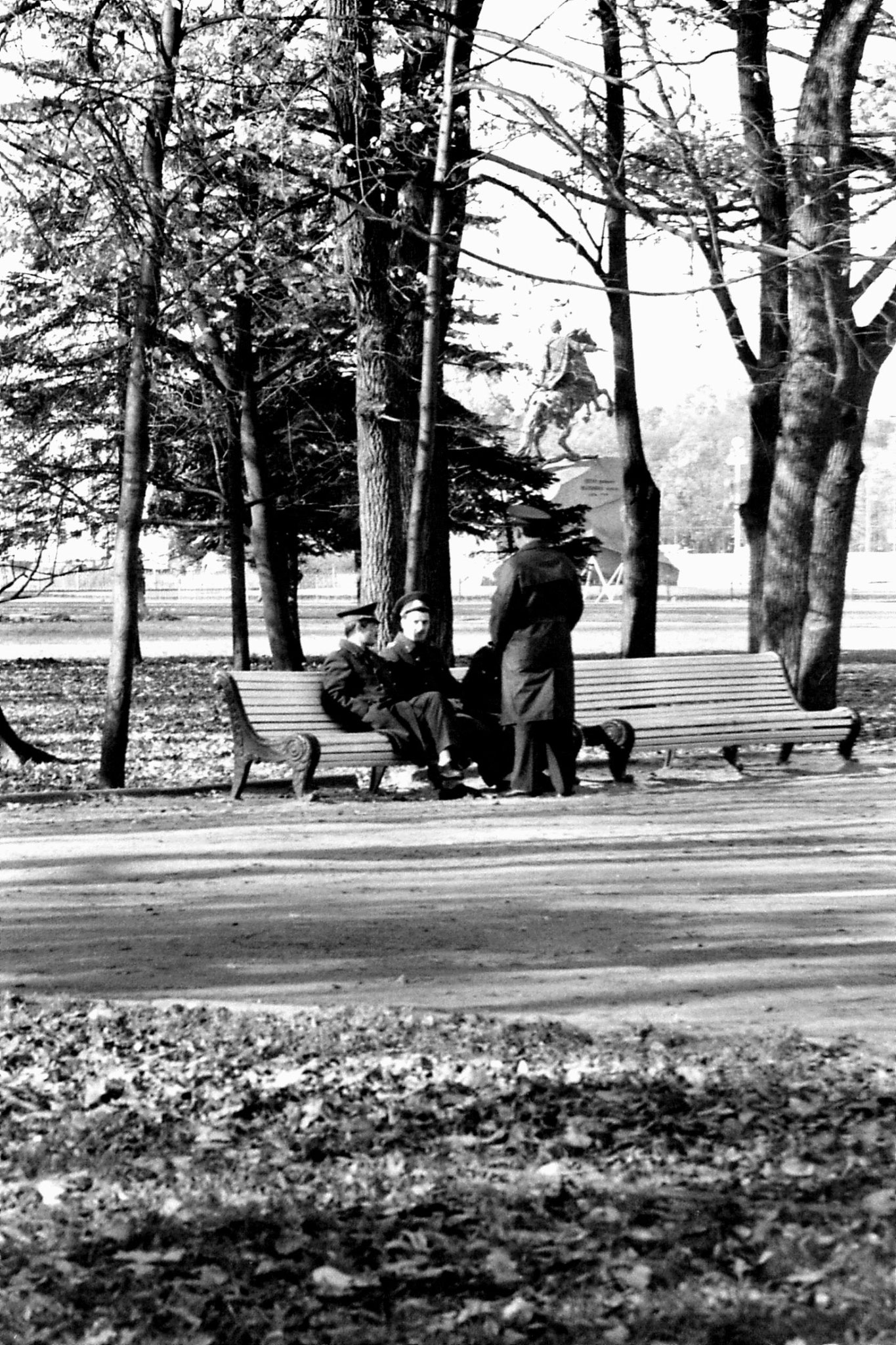 13/10/1988: 8: officers with Peter the Great in background